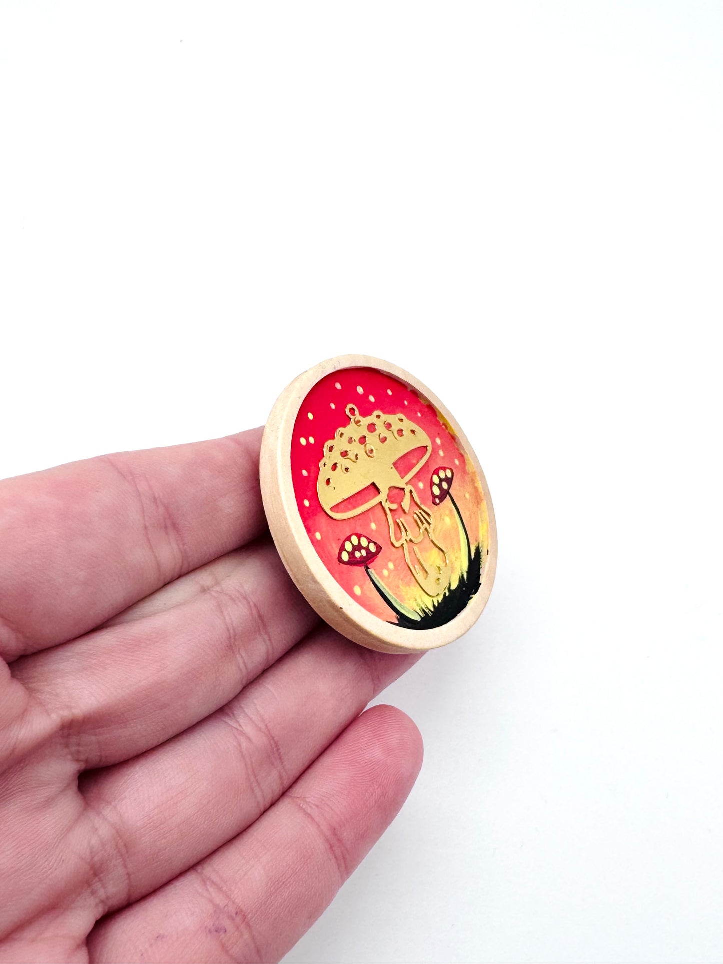 Round wooden brooch / Kerek fa bross