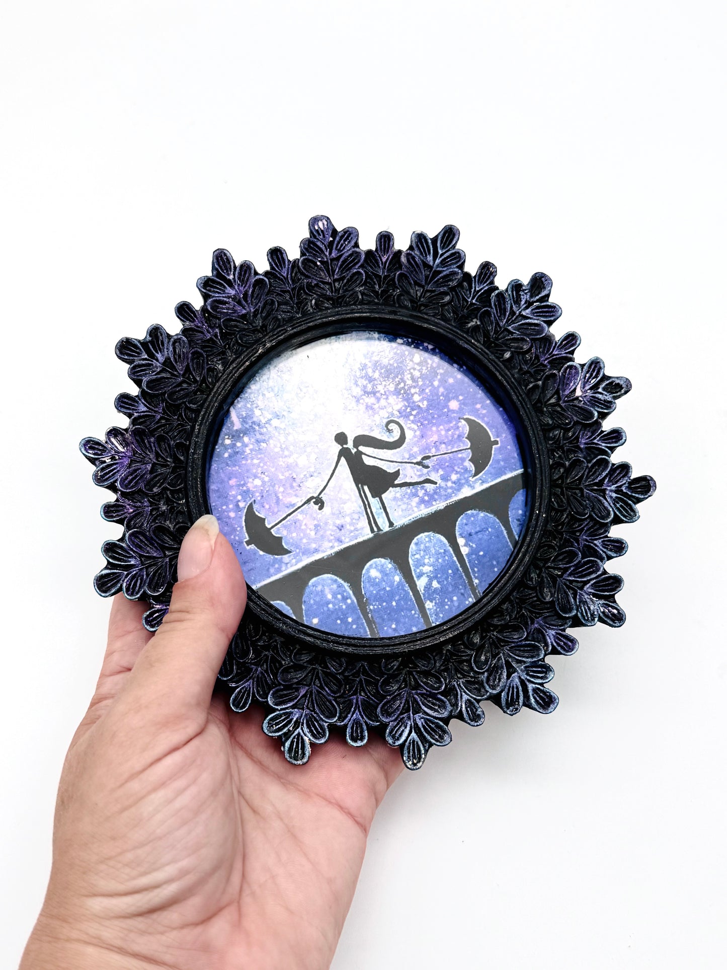 Mini round framed art print in an ornate frame / Mini kerek keretezett művészi nyomat díszes keretben