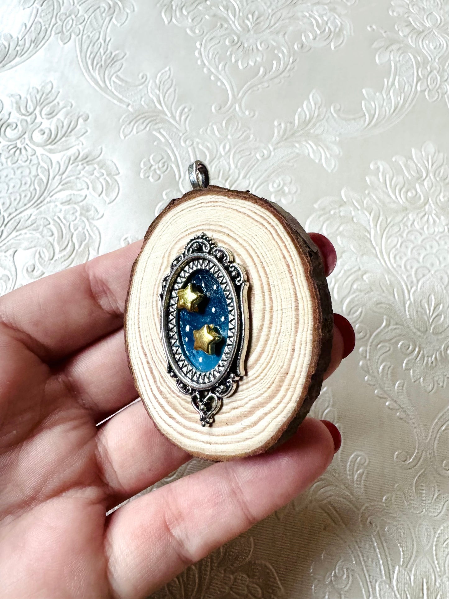 Hand-painted mini wood slice 2 in 1 BROOCH and PENDANT / Kézzel festett mini fakorong BROSS és MEDÁL