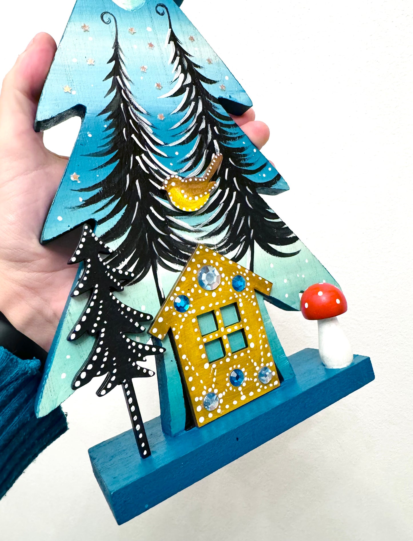 Hand-painted pine tree figurine LARGER (embellished) / Kézzel festett fenyőfa NAGYOBB (díszített)