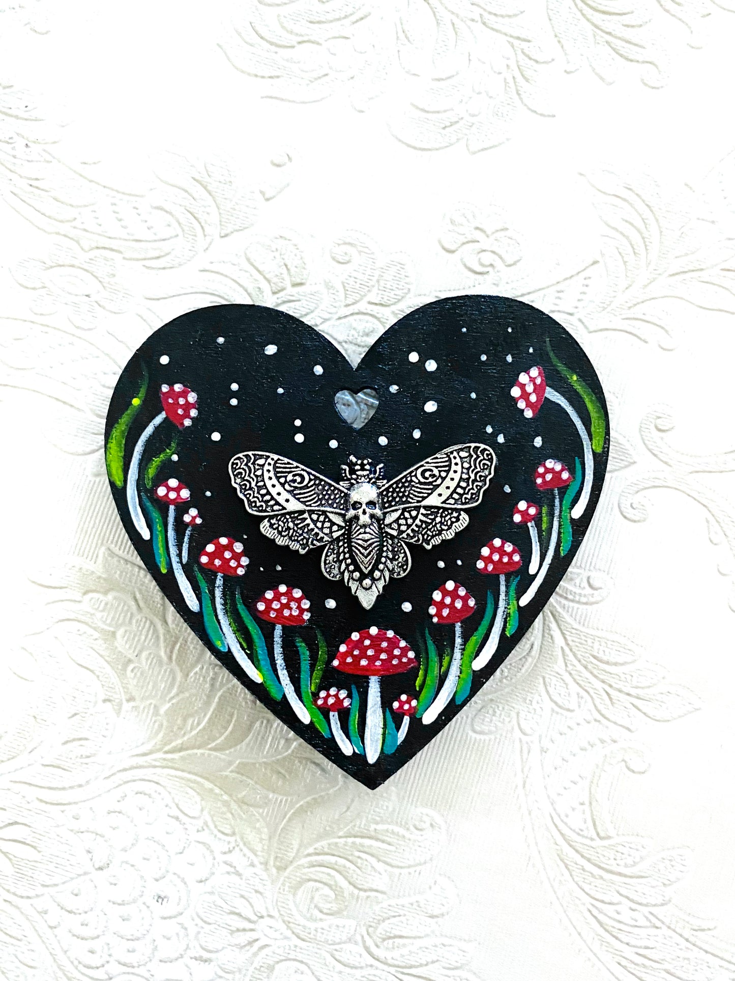 Hand-painted moth heart magnet / Kézzel festett pillés szívecske mágnes