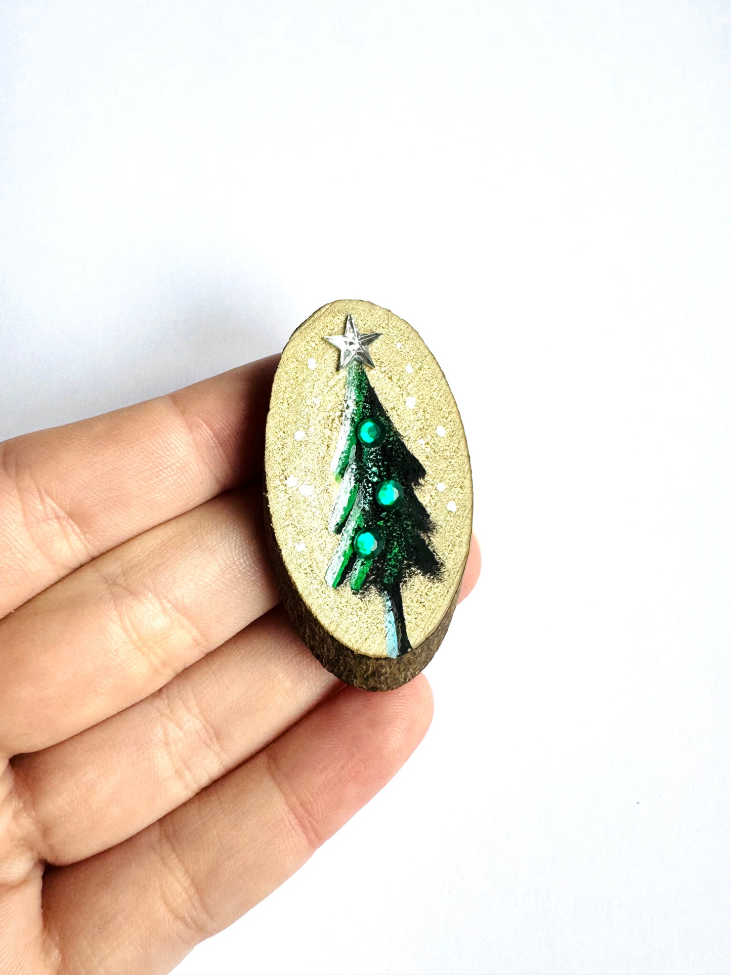 Hand-painted small Christmas tree MAGNET / Kézzel festett kicsi karácsonyfa fakorong MÁGNES