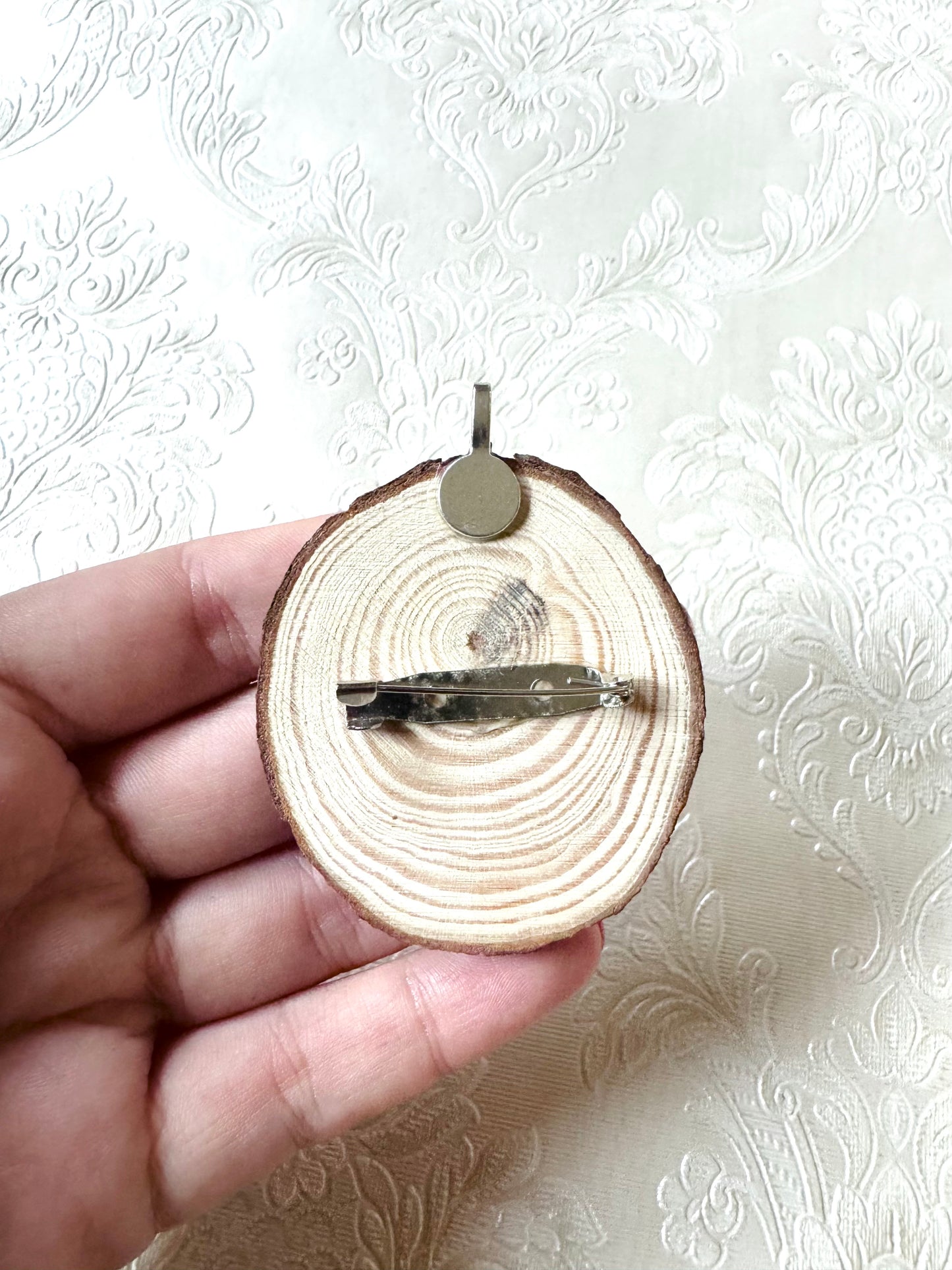 Hand-painted mini wood slice 2 in 1 BROOCH and PENDANT / Kézzel festett mini fakorong BROSS és MEDÁL