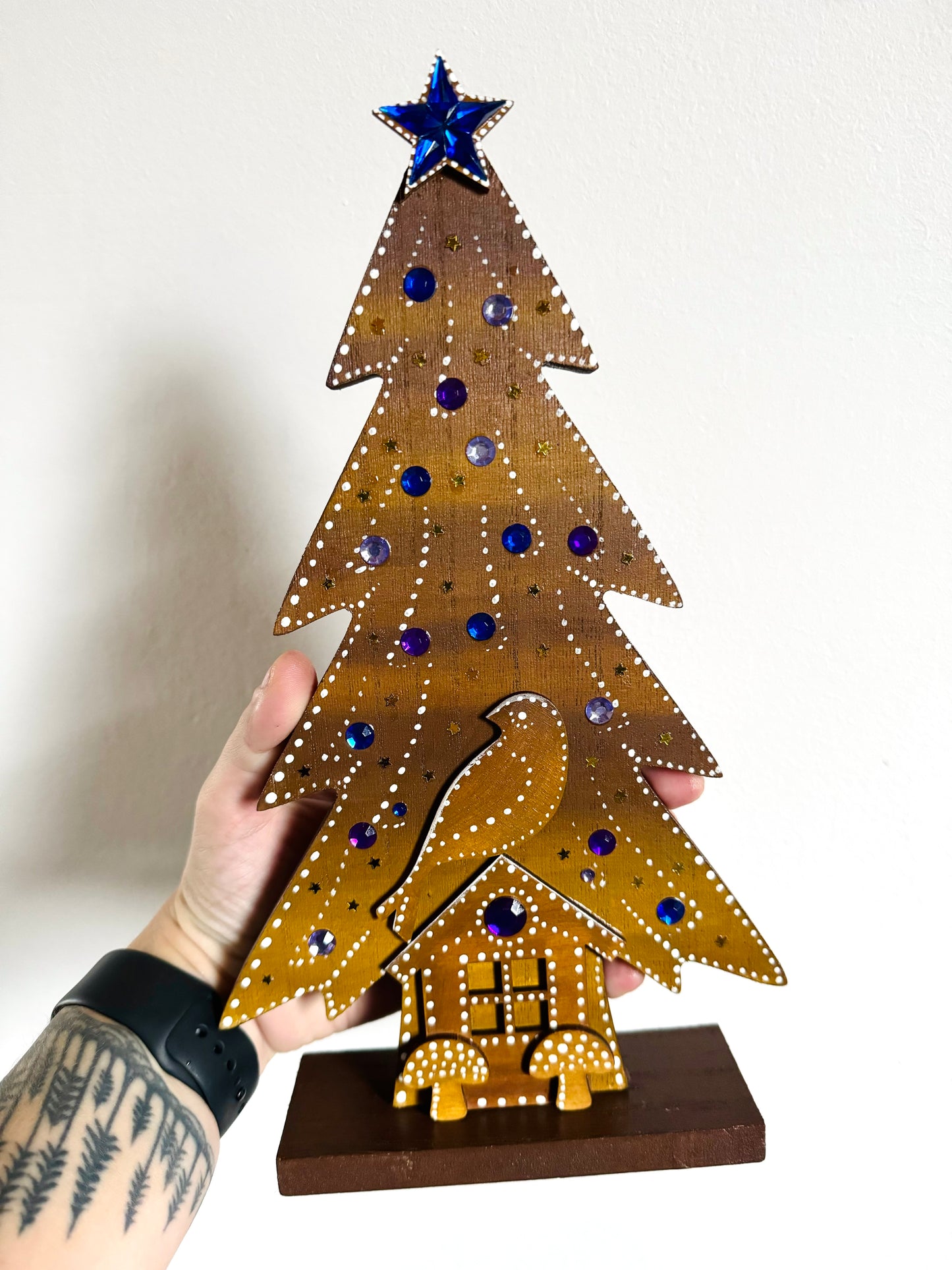 Hand-painted “gingerbread” pine tree figurine LARGER / Kézzel festett “mézeskalács” fenyőfa NAGYOBB