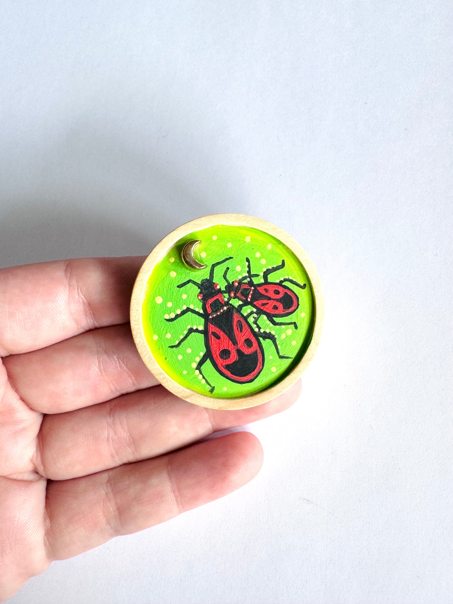 Round wooden brooch / Kerek fa bross