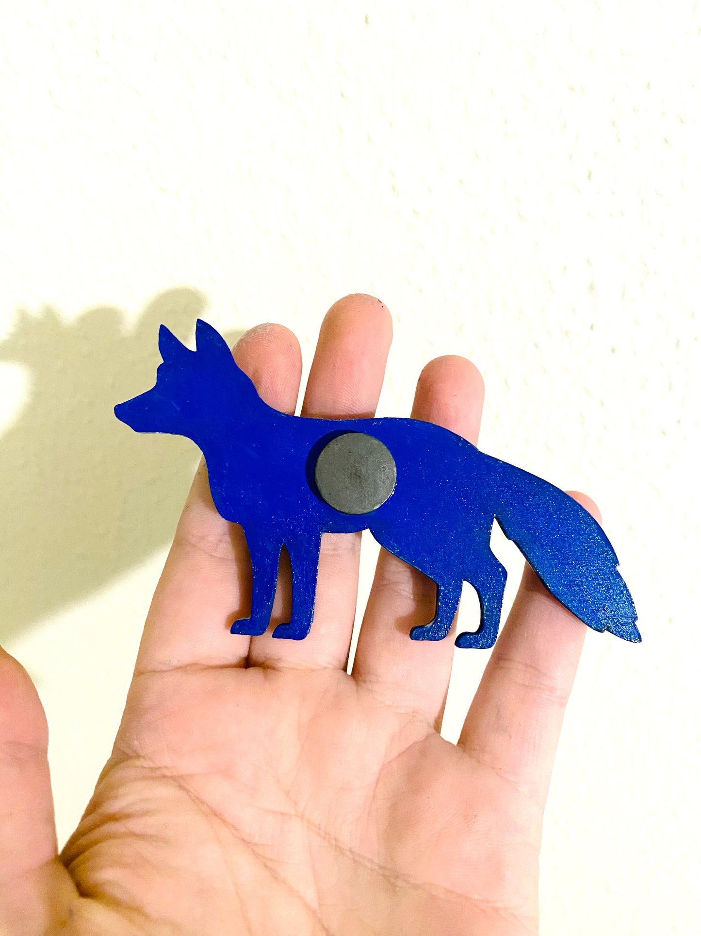 Hand-painted fox magnet with steel moth / Kézzel festett róka mágnes fém pillével