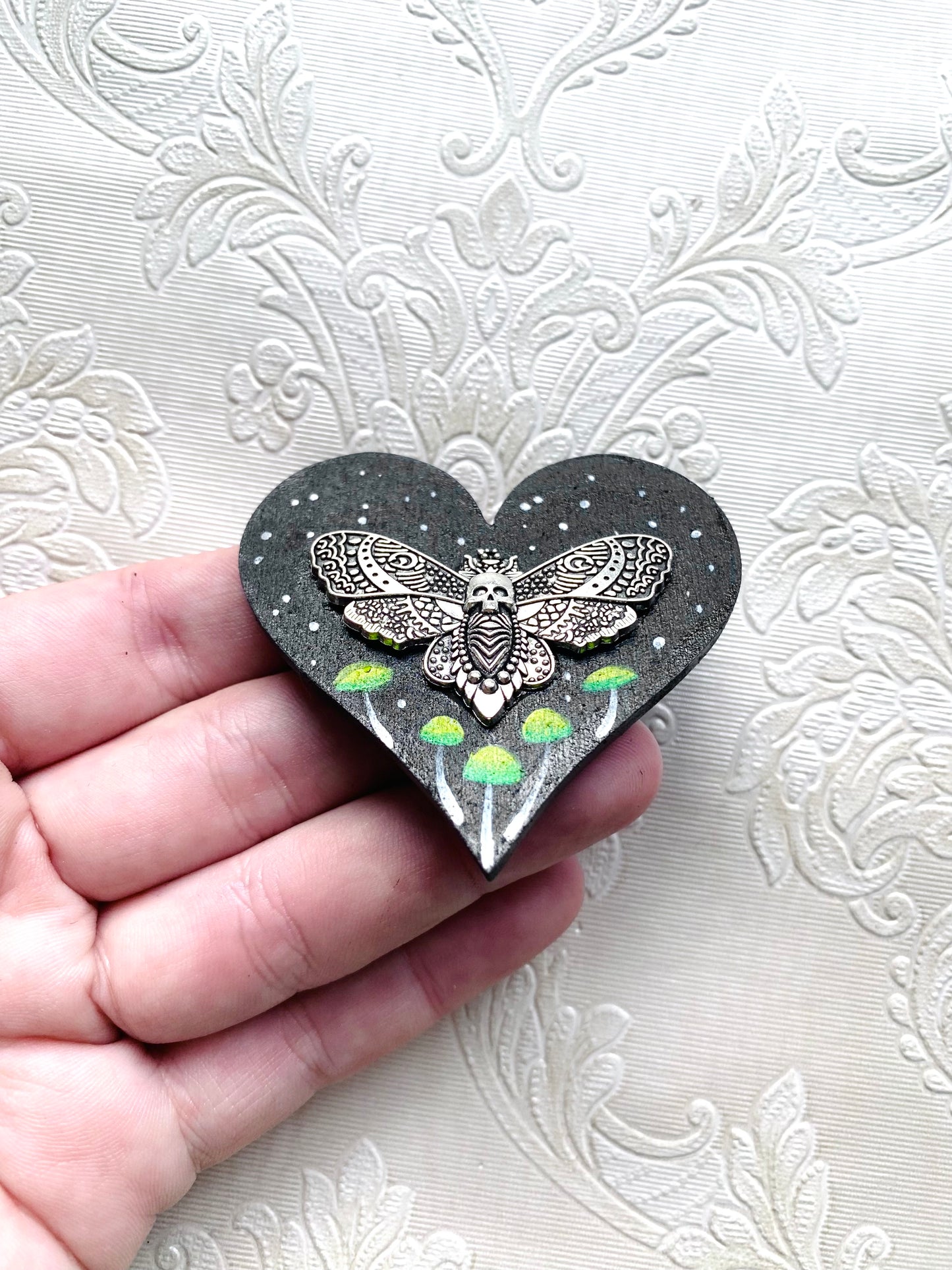 Hand-painted moth heart magnet / Kézzel festett pillés szívecske mágnes