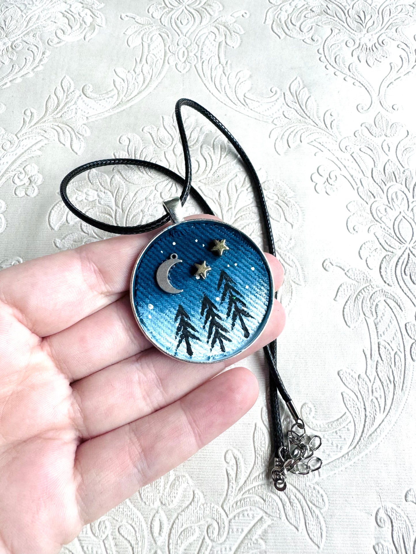 Round pendant made with upcycled denim and steel ornaments / Kerek farmerbetétes medál fém alkatrészekkel