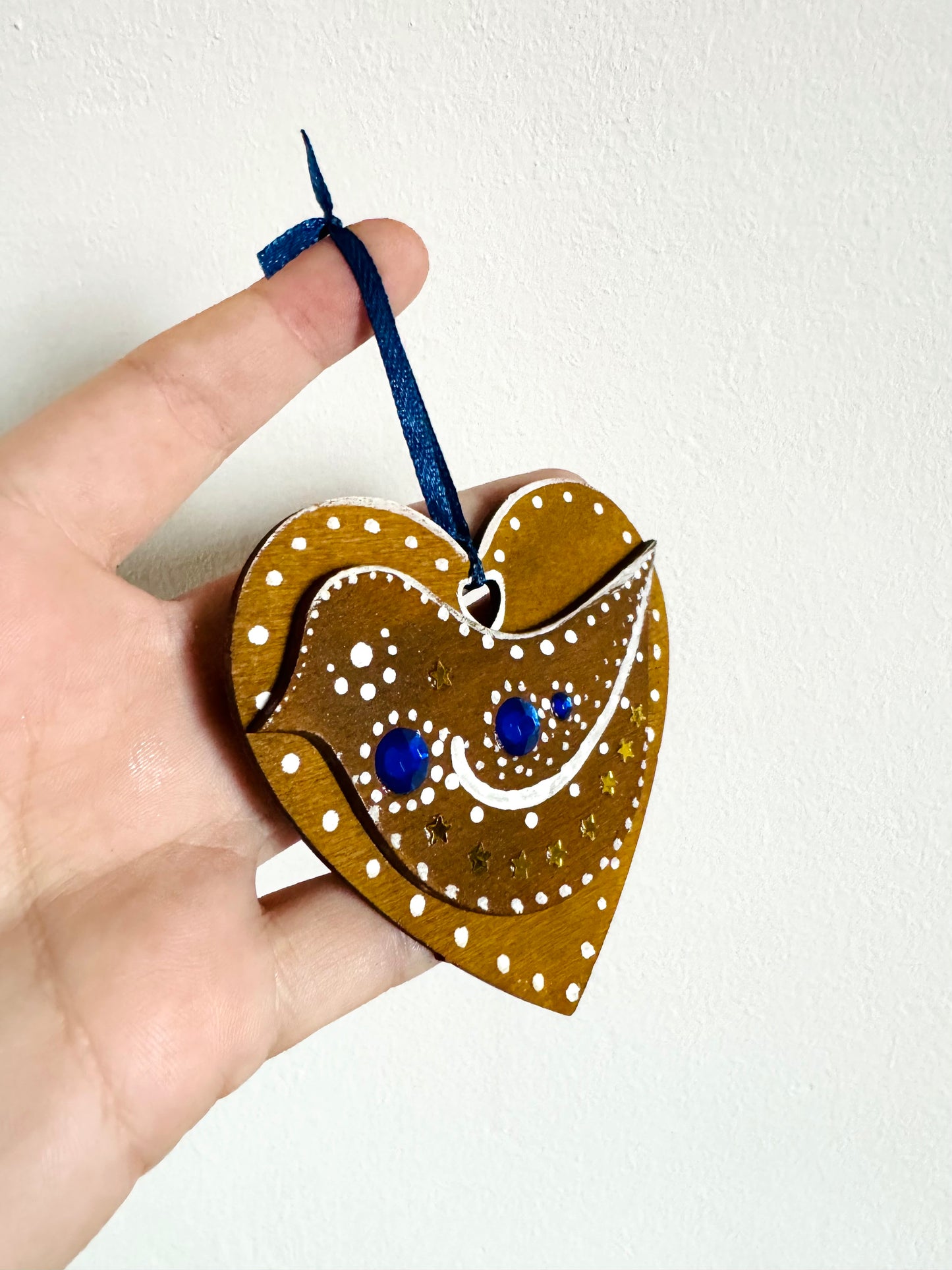 Hand-painted Christmas “gingerbread” heart ornament / Kézzel festett karácsonyi “mézeskalács” szívecske dísz