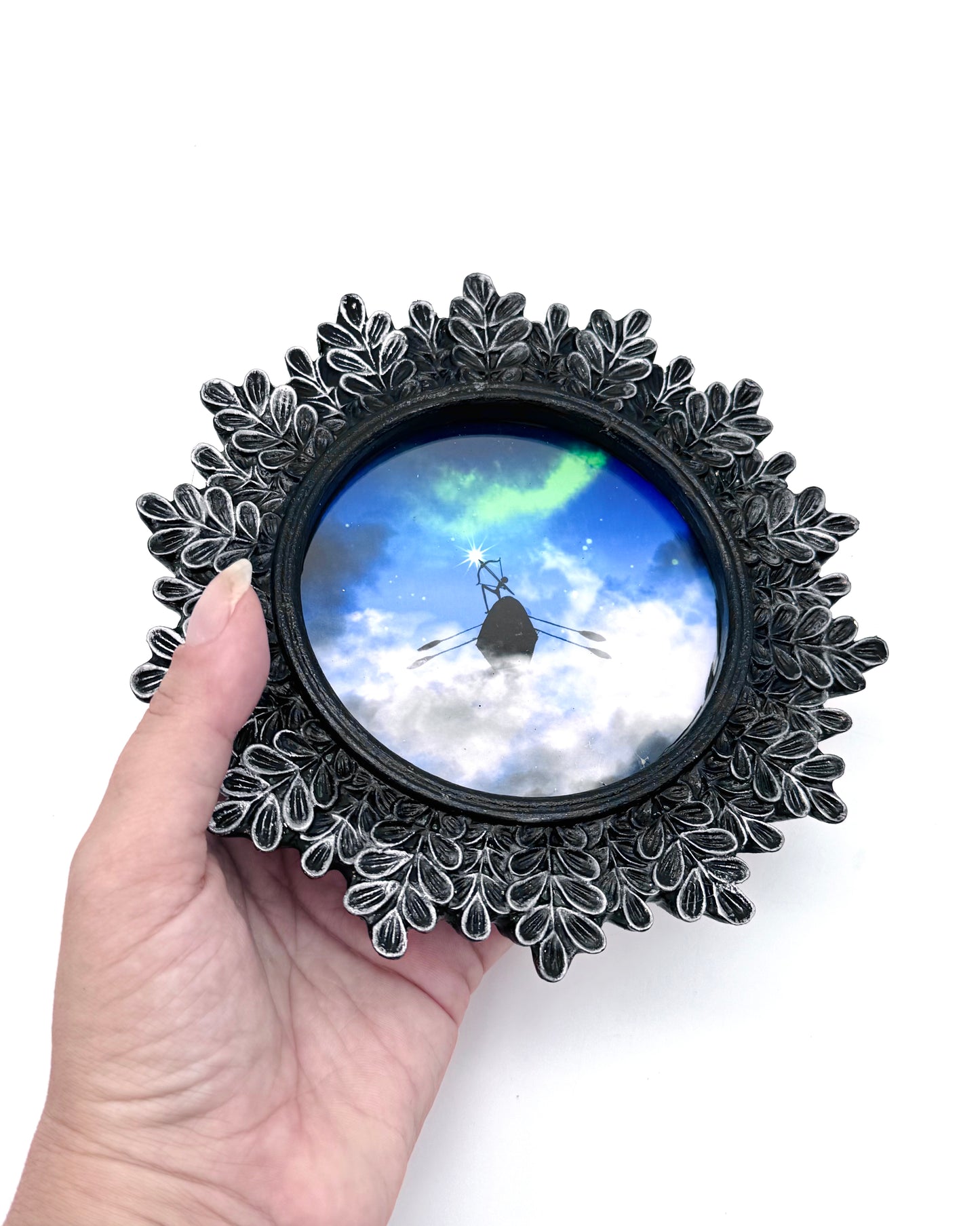 Mini round framed art print in an ornate frame / Mini kerek keretezett művészi nyomat díszes keretben