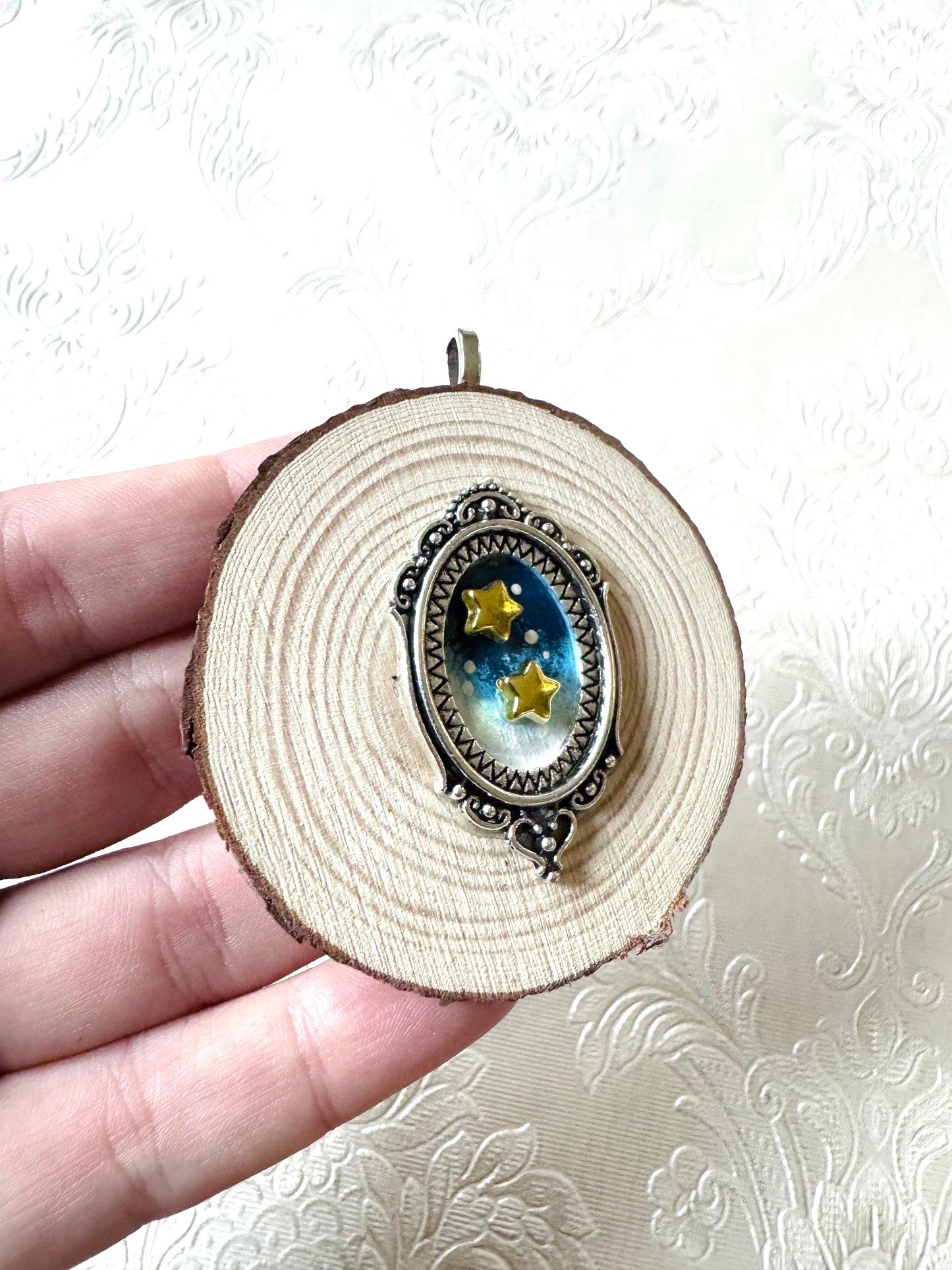 Hand-painted mini wood slice 2 in 1 BROOCH and PENDANT / Kézzel festett mini fakorong BROSS és MEDÁL