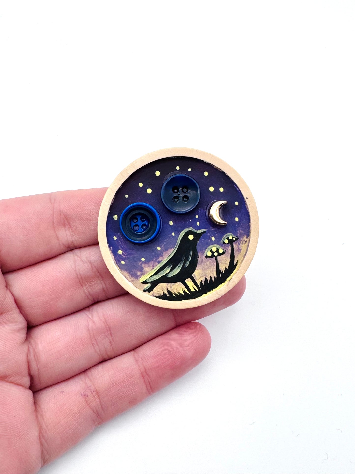 Round wooden brooch / Kerek fa bross