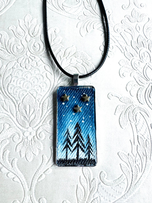 Rectangular pendant made with upcycled denim and steel ornaments / Téglalapos farmerbetétes medál fém alkatrészekkel