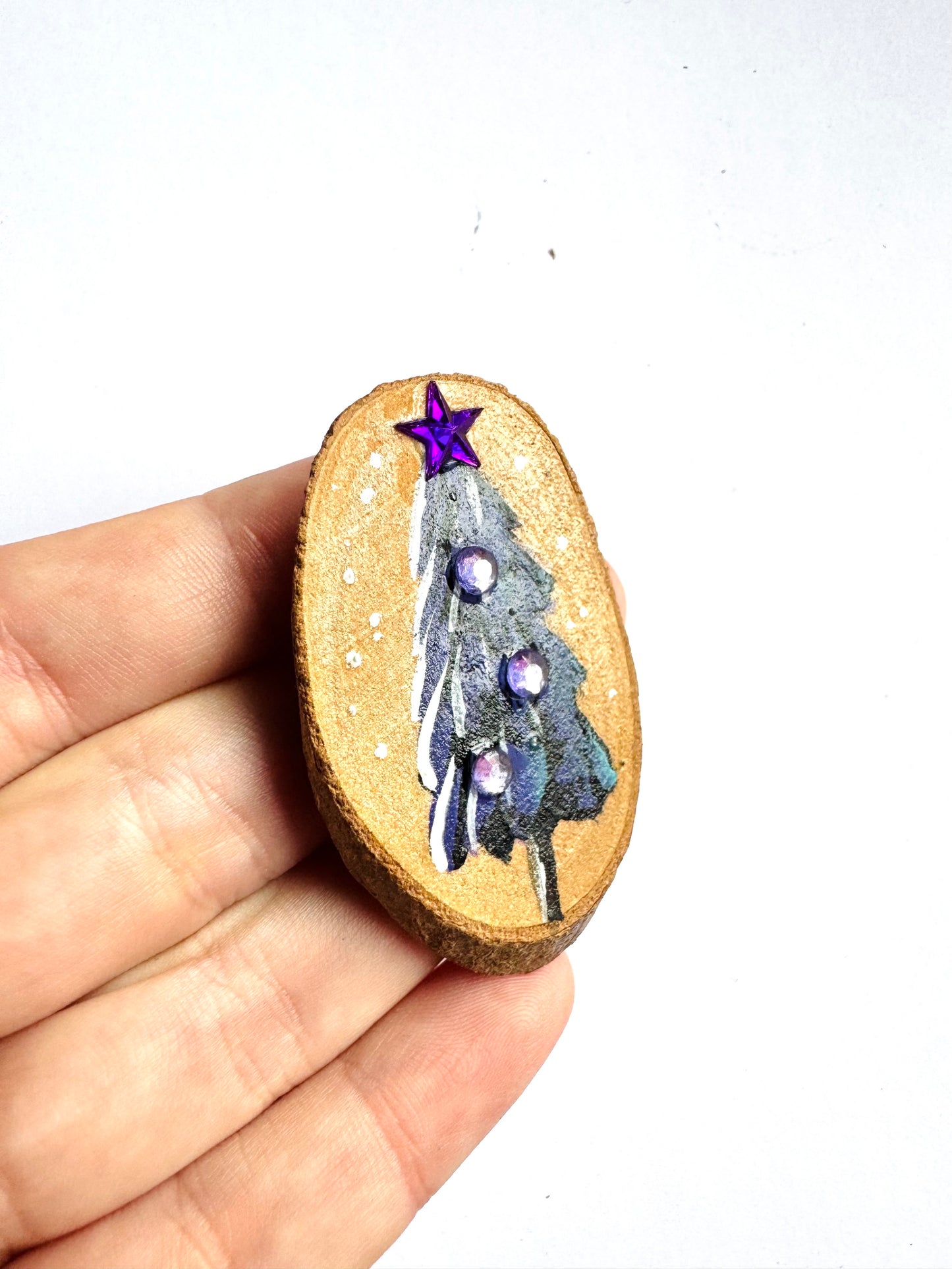 Hand-painted small Christmas tree MAGNET / Kézzel festett kicsi karácsonyfa fakorong MÁGNES