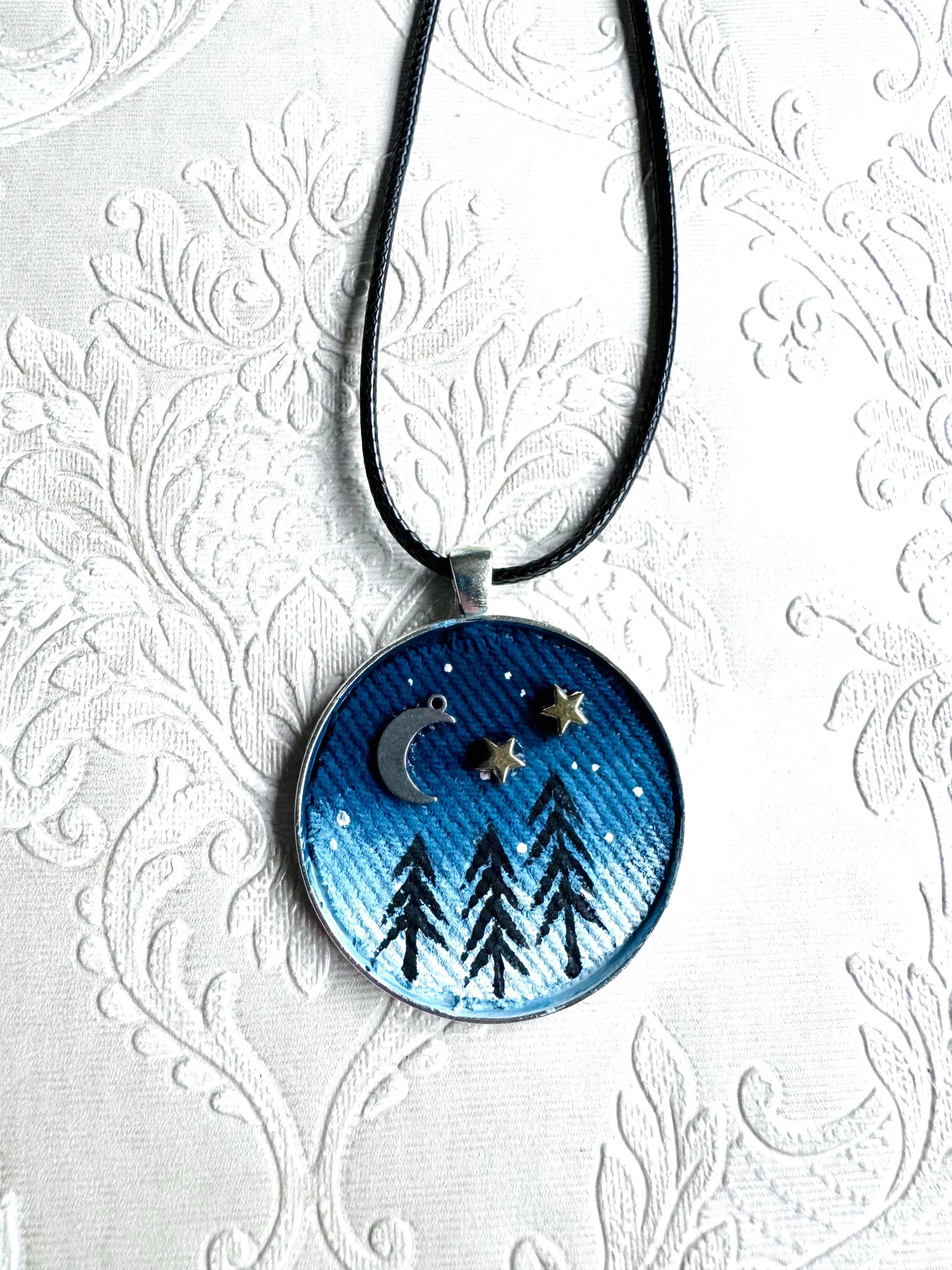 Round pendant made with upcycled denim and steel ornaments / Kerek farmerbetétes medál fém alkatrészekkel