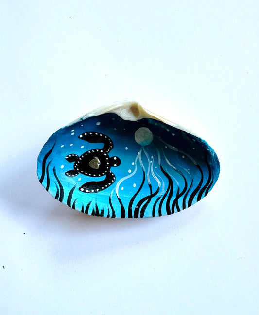 Kézzel festett kagylóhéj / Handpainted seashell