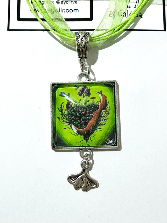 Square pendant with charm / Négyzetes medál charmmal, egyedi grafikával