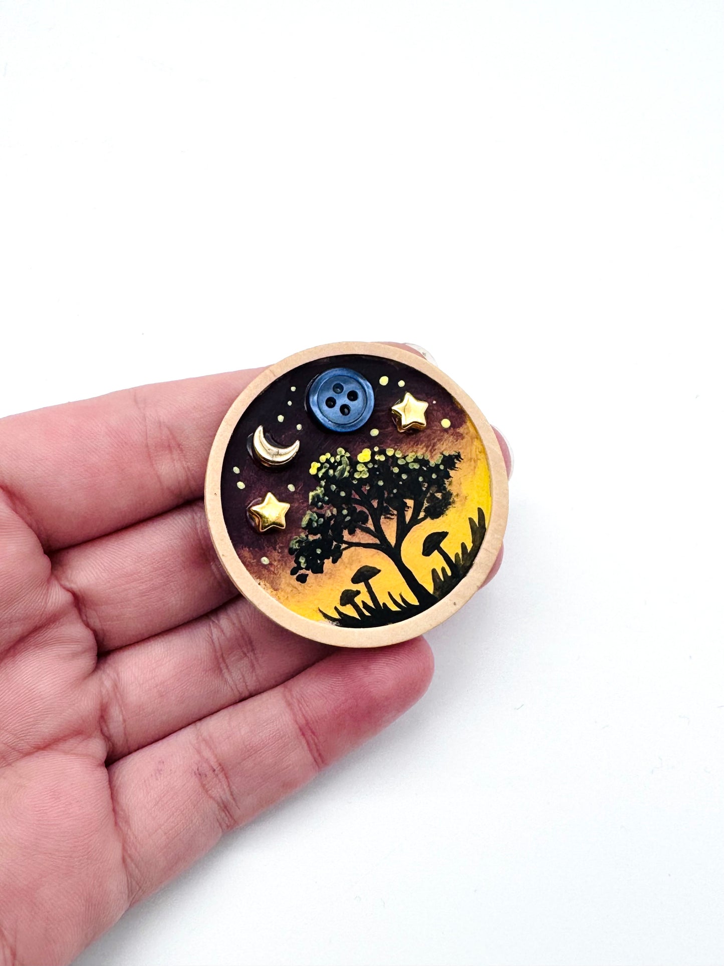 Round wooden brooch / Kerek fa bross