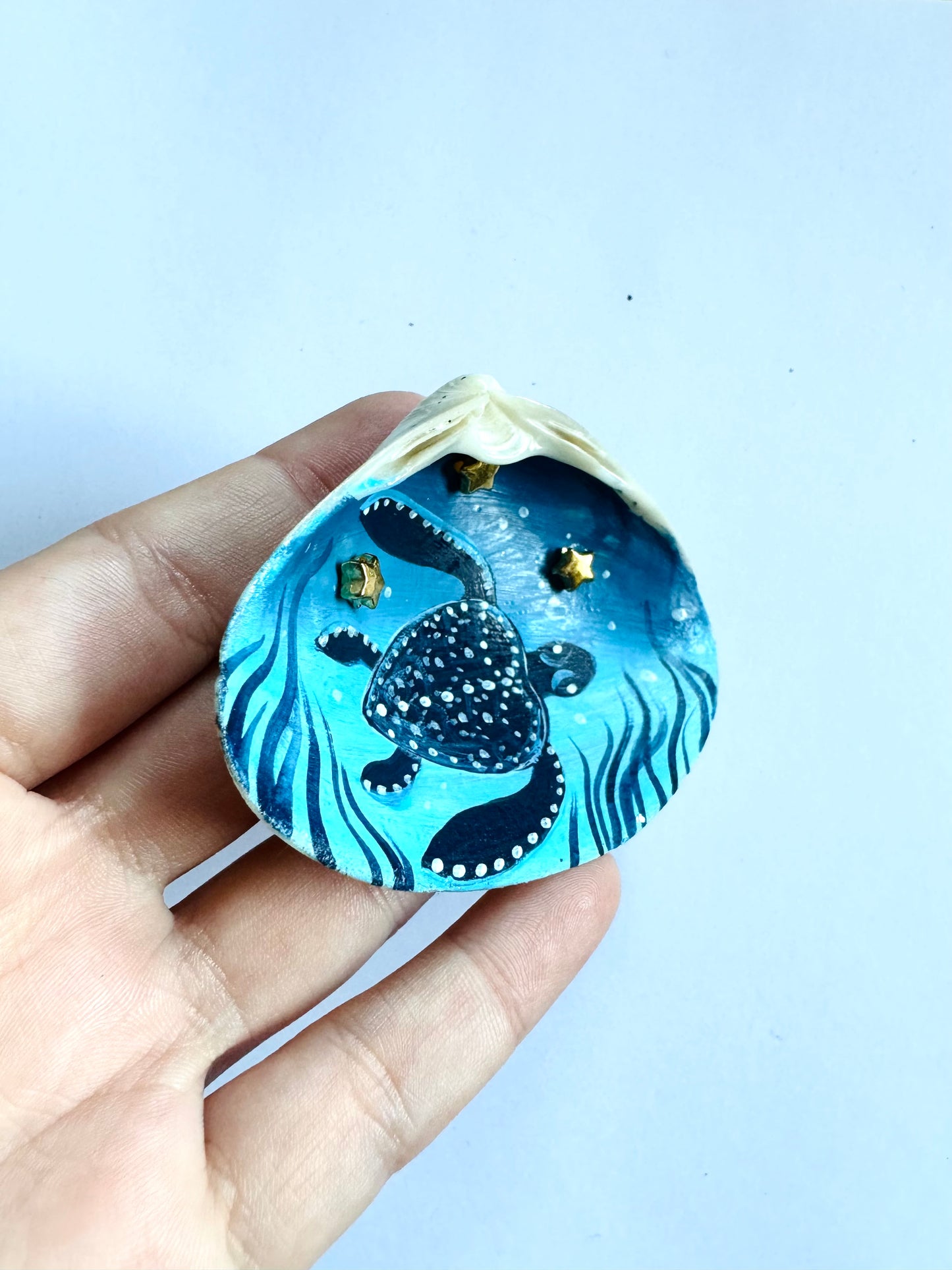Kézzel festett kagylóhéj / Handpainted seashell