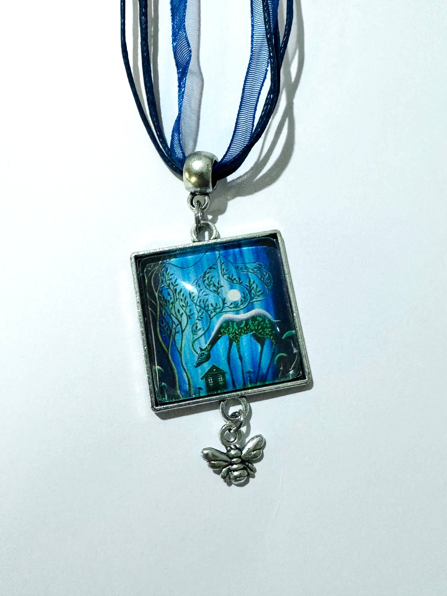 Square pendant with charm / Négyzetes medál charmmal, egyedi grafikával