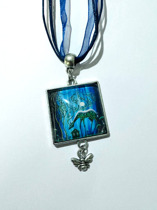 Square pendant with charm / Négyzetes medál charmmal, egyedi grafikával