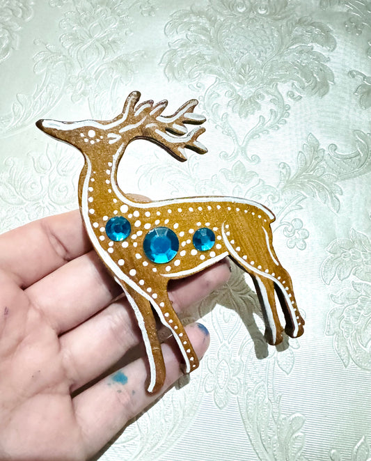 Hand-painted “gingerbread” deer magnet / Kézzel festett “mézeskalács” szarvas mágnes