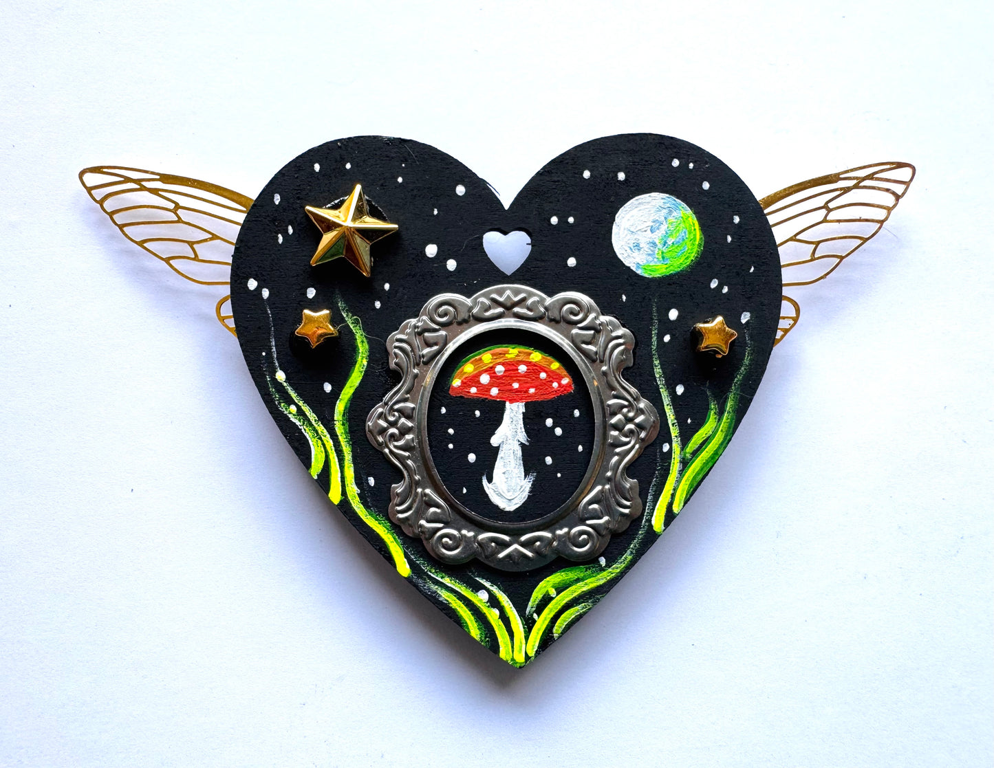 Hand-painted WINGED heart magnet / Kézzel festett SZÁRNYAS szívecske mágnes