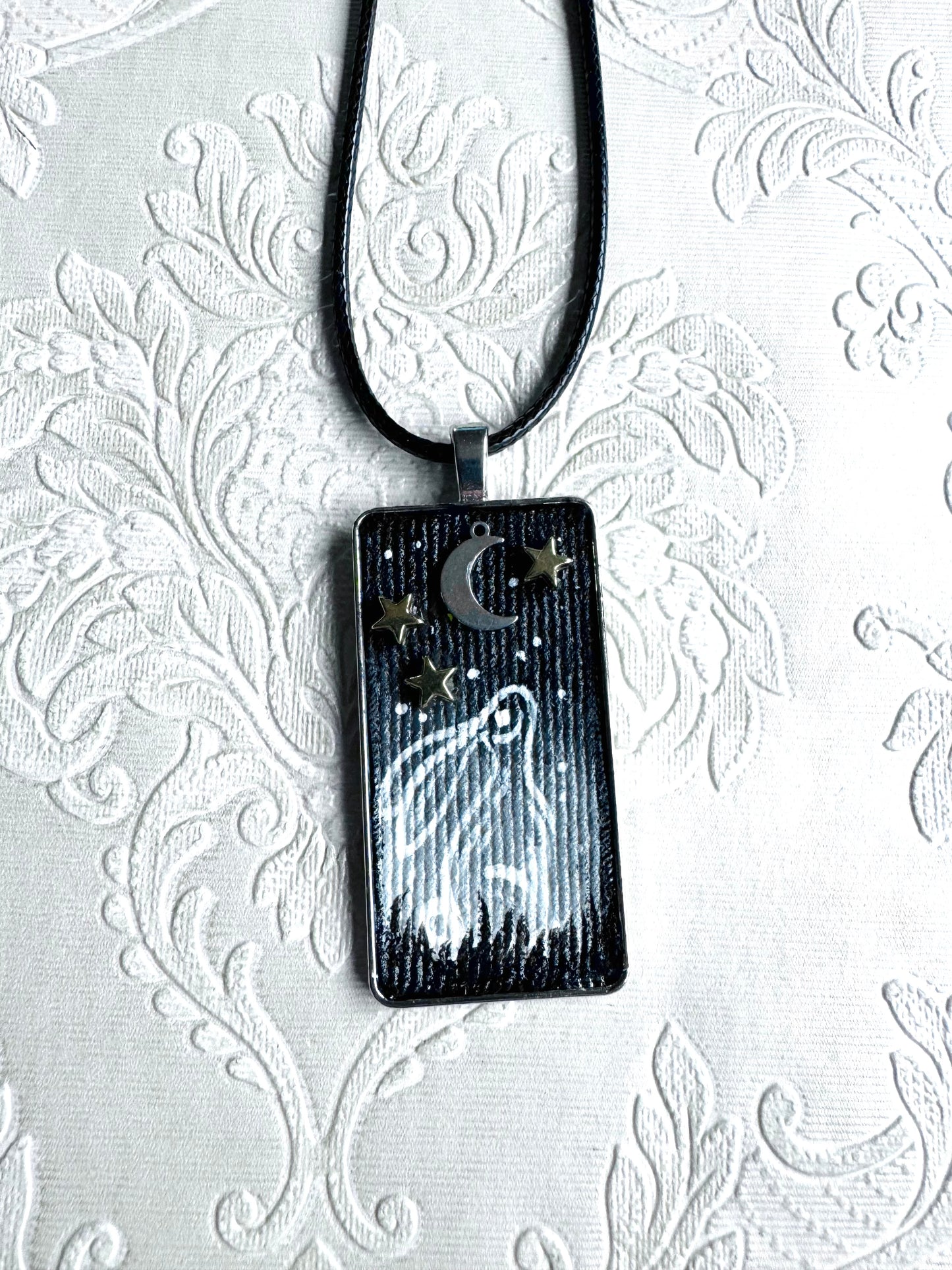 Rectangular pendant made with upcycled denim and steel ornaments / Téglalapos farmerbetétes medál fém alkatrészekkel