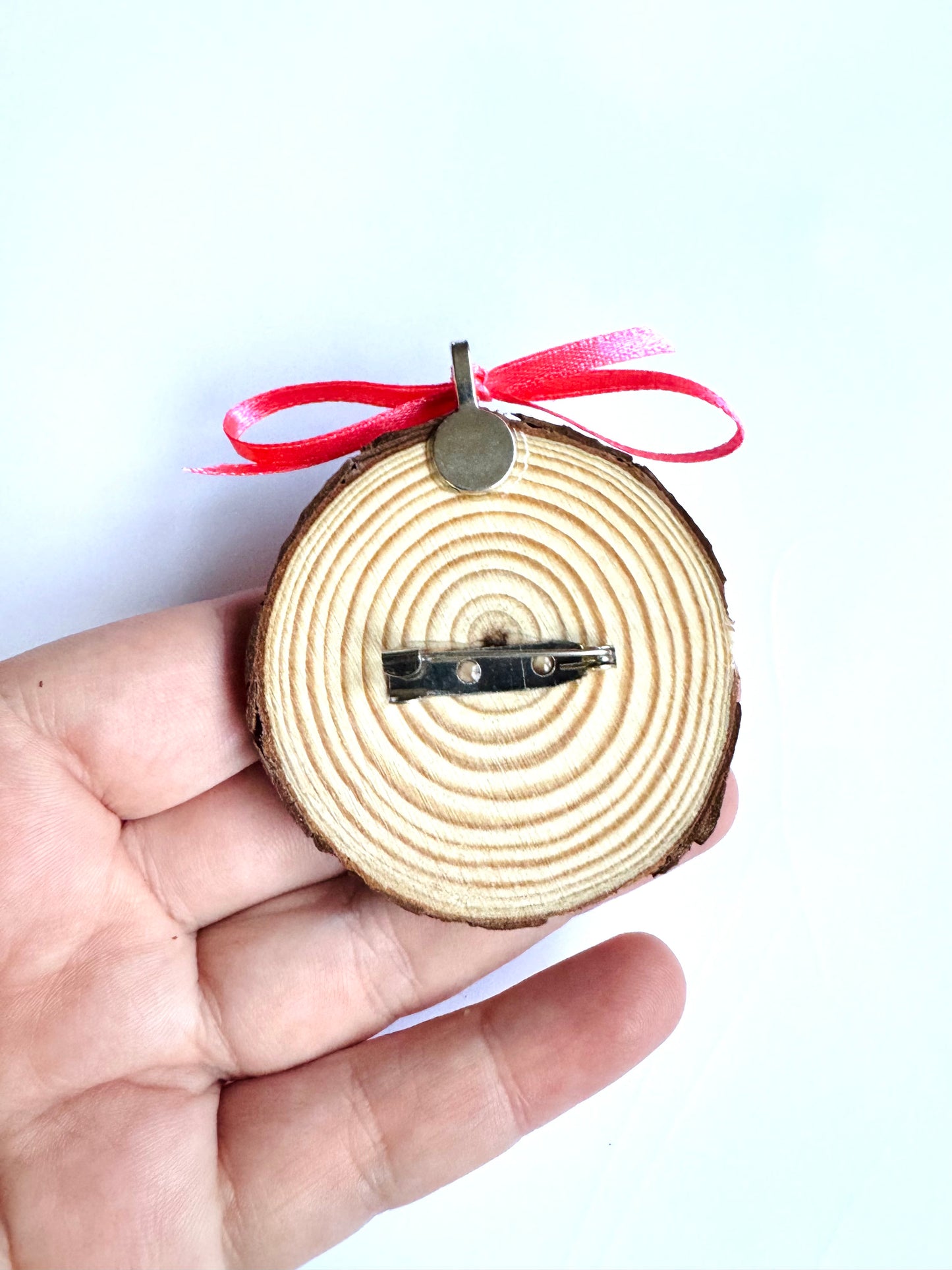 Hand-painted mini wood slice 2 in 1 BROOCH and PENDANT / Kézzel festett mini fakorong BROSS és MEDÁL Springcollection