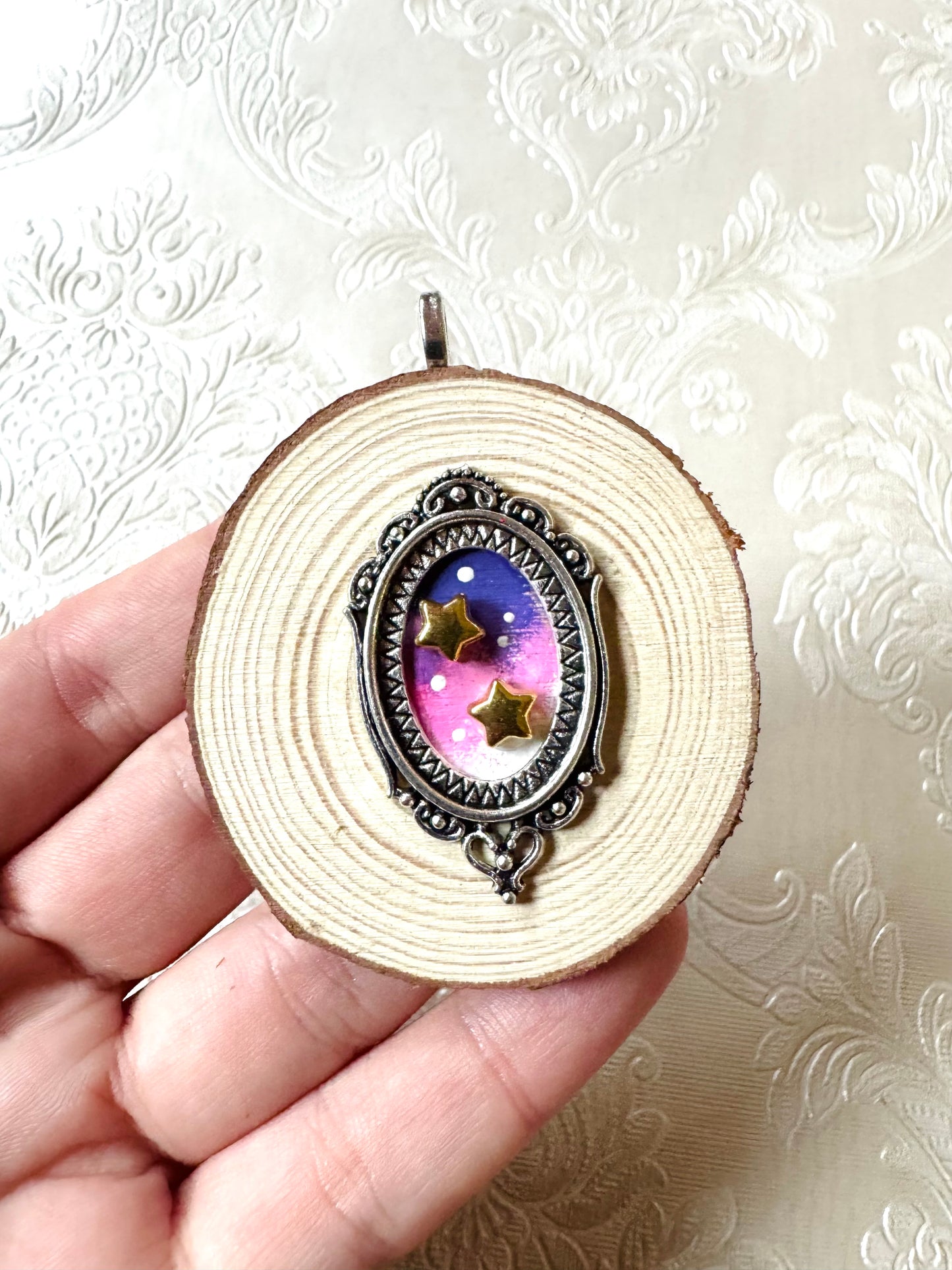 Hand-painted mini wood slice 2 in 1 BROOCH and PENDANT / Kézzel festett mini fakorong BROSS és MEDÁL