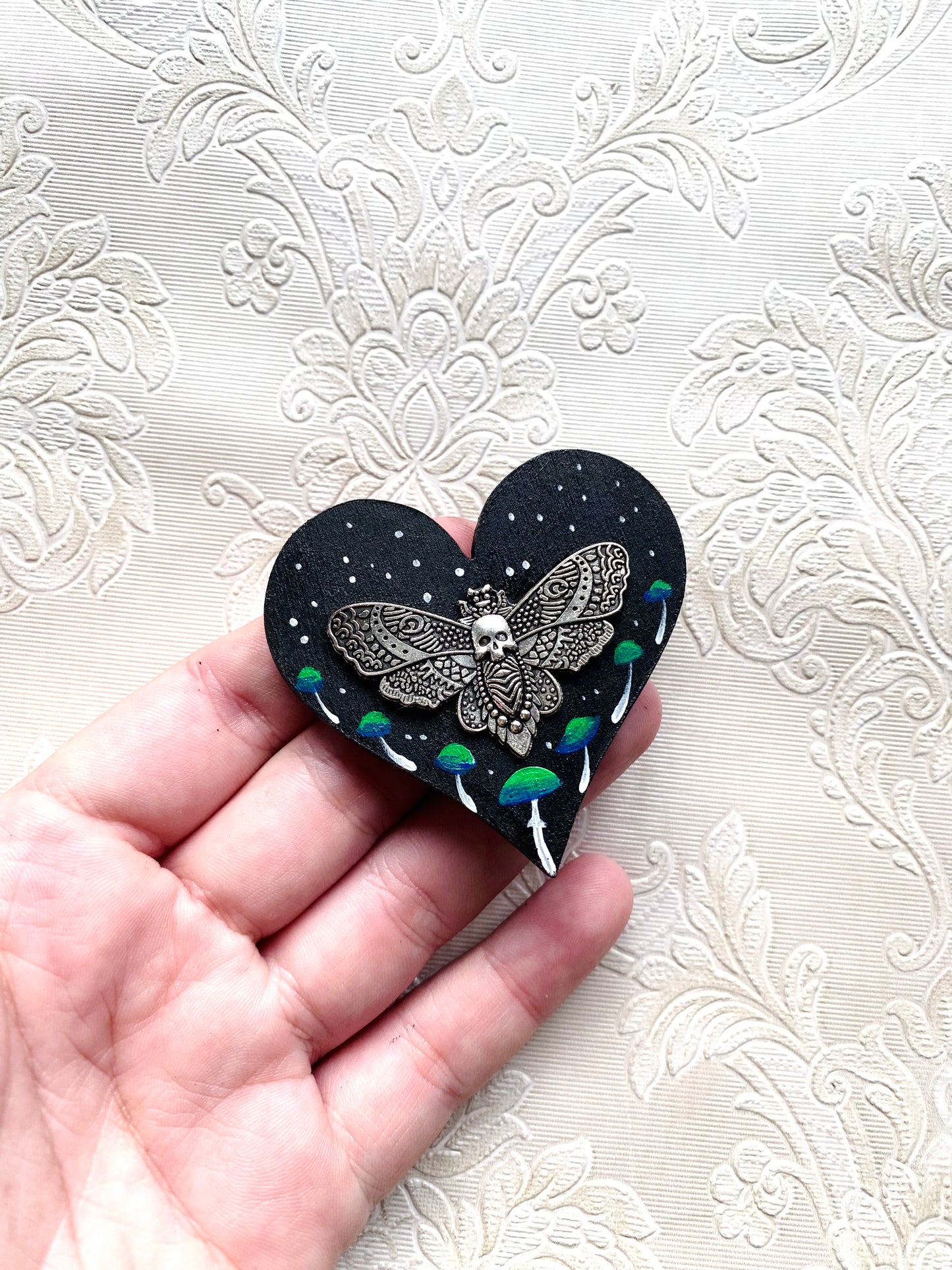 Hand-painted moth heart magnet / Kézzel festett pillés szívecske mágnes