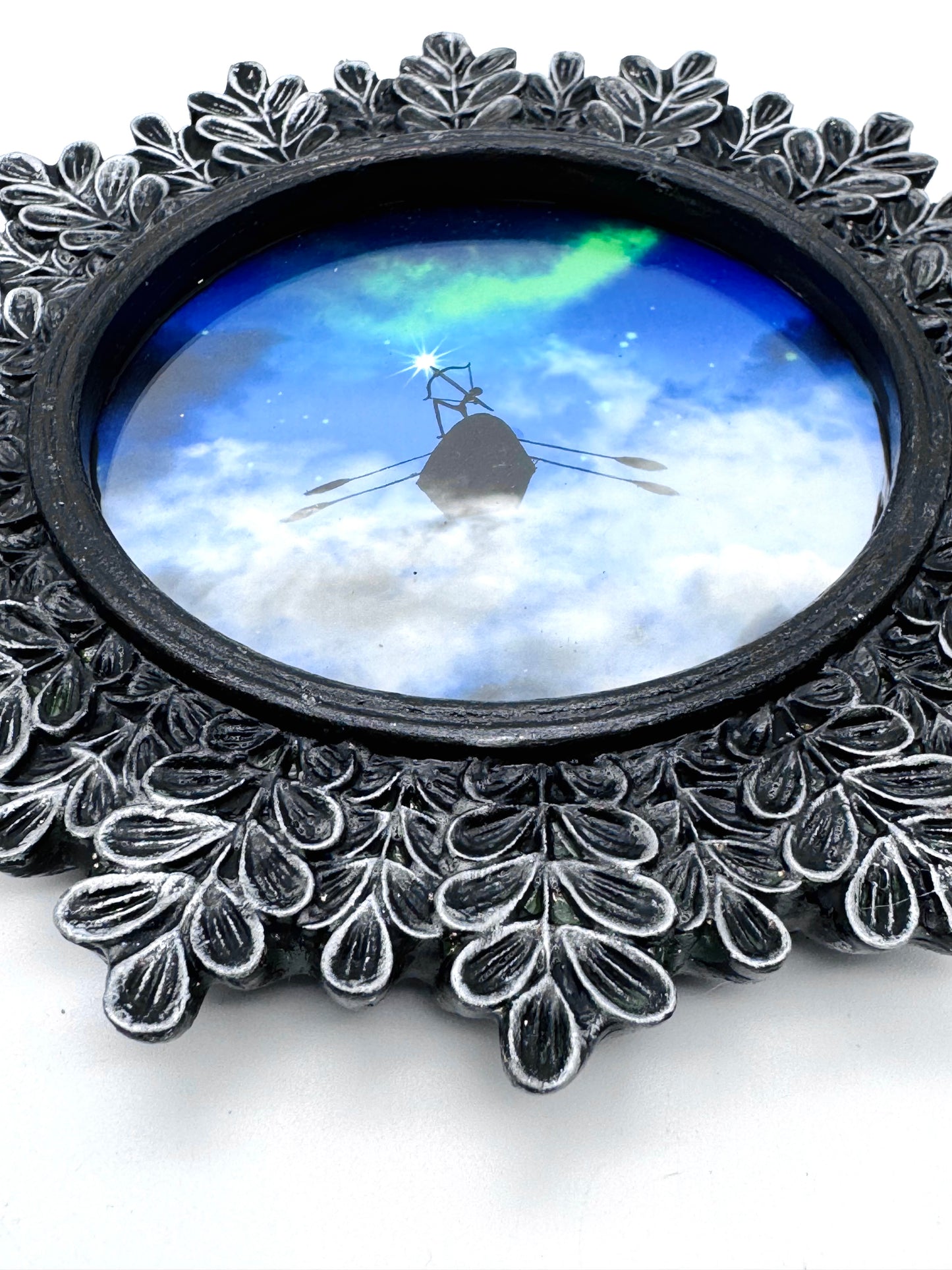 Mini round framed art print in an ornate frame / Mini kerek keretezett művészi nyomat díszes keretben