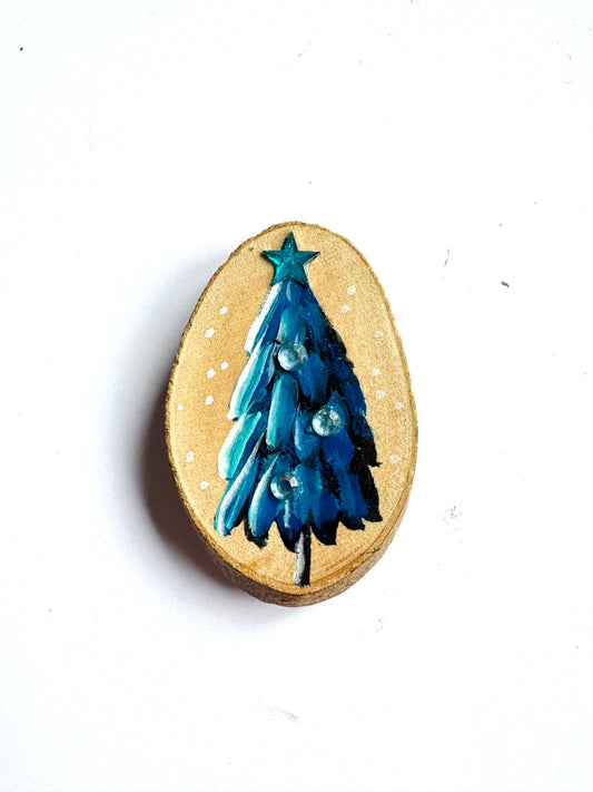 Hand-painted small Christmas tree MAGNET / Kézzel festett kicsi karácsonyfa fakorong MÁGNES