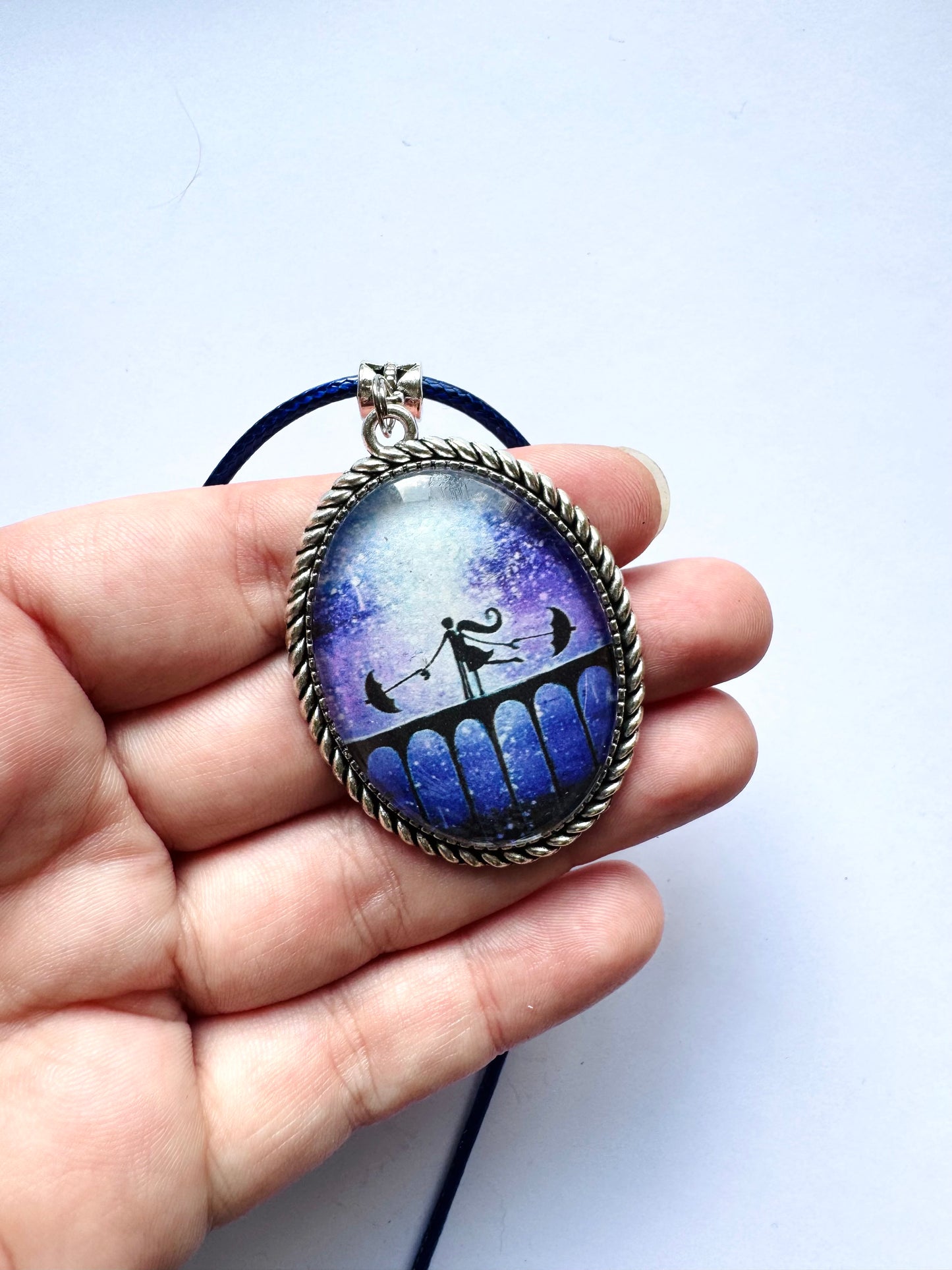 Big oval pendant / Nagy ovális medál egyedi grafikával