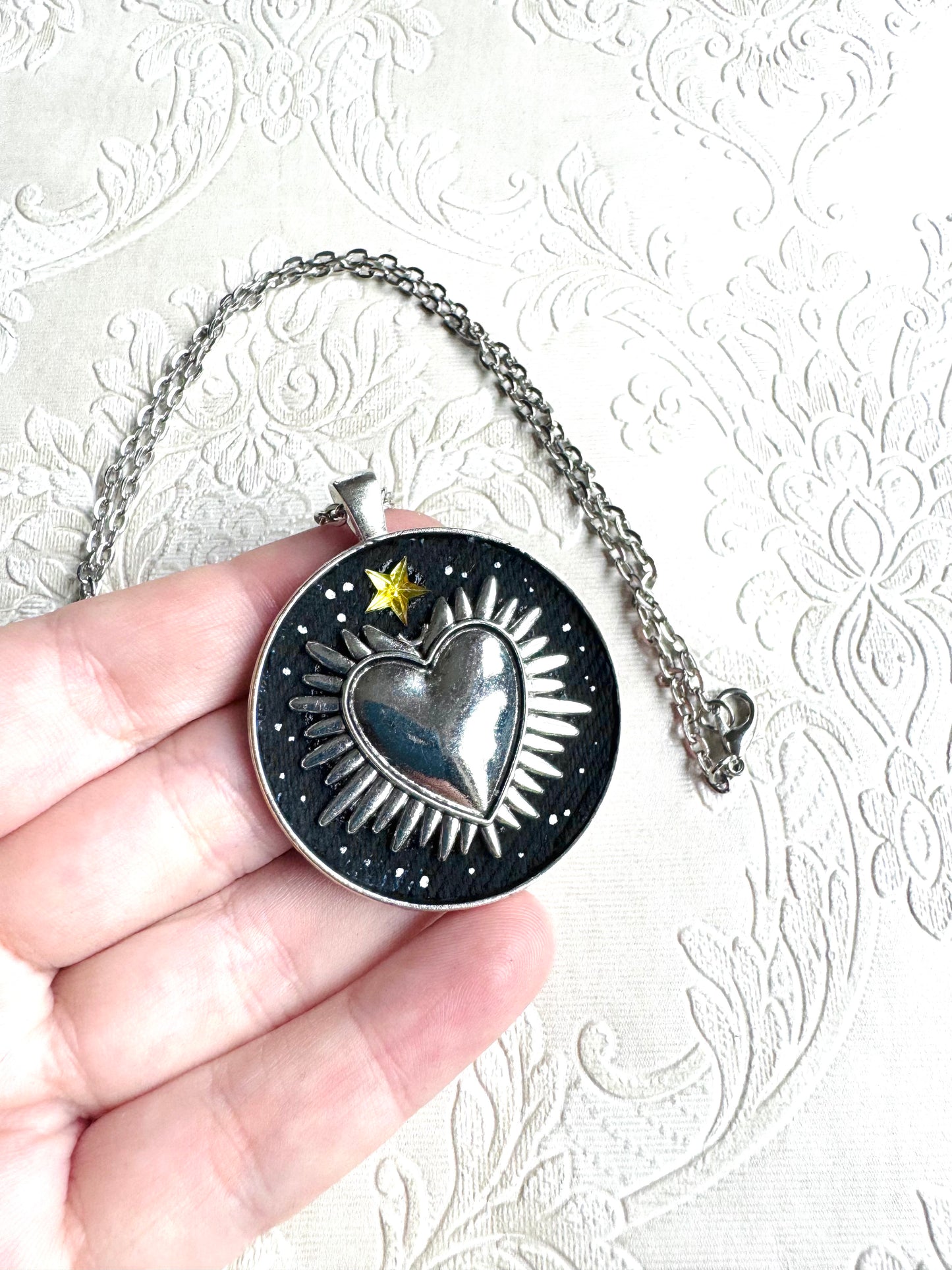 Round pendant made with upcycled denim and steel ornaments / Kerek farmerbetétes medál fém alkatrészekkel