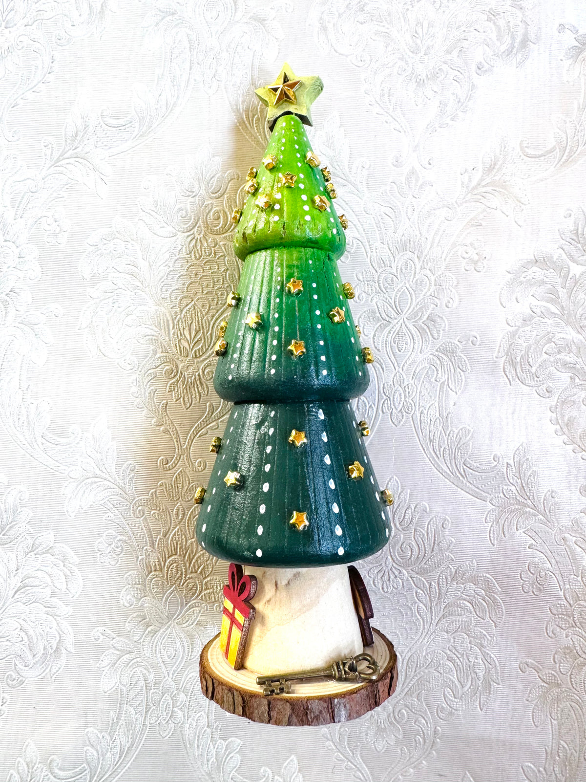 Hand-painted 3D pine tree figurine / Kézzel festett 3D fenyőfa figura KISEBB