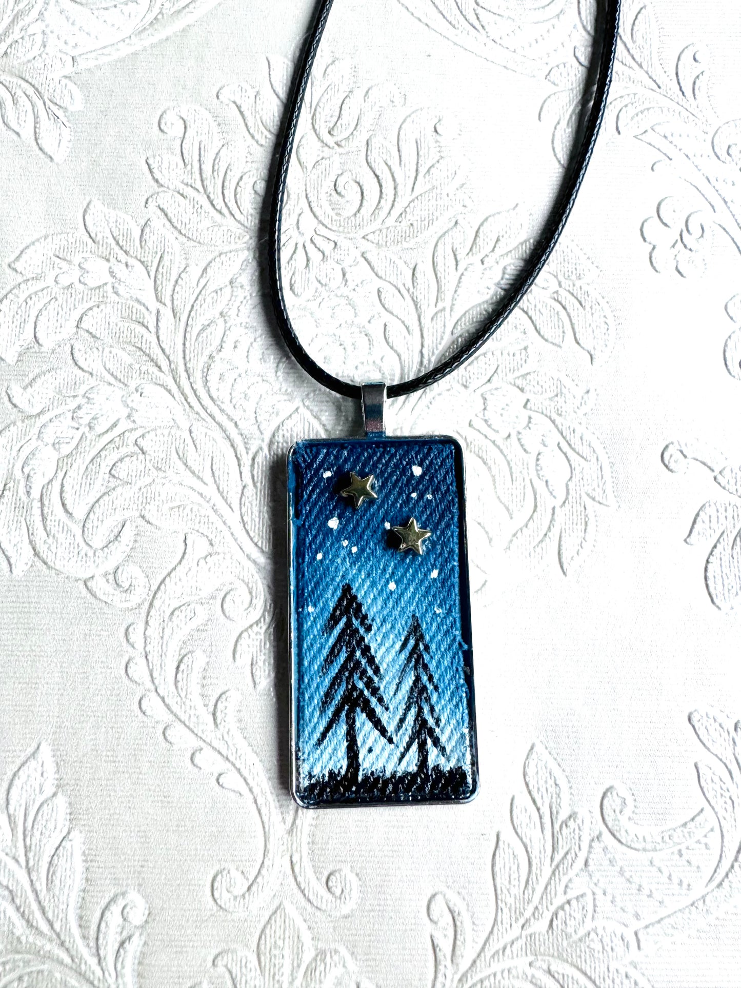 Rectangular pendant made with upcycled denim and steel ornaments / Téglalapos farmerbetétes medál fém alkatrészekkel