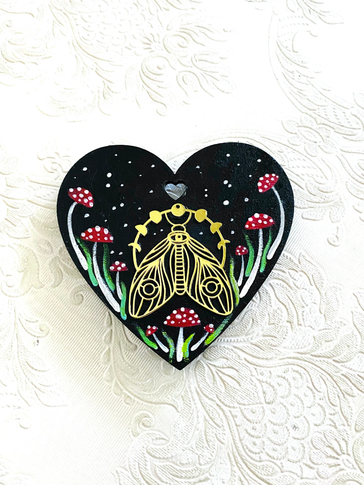 Hand-painted moth heart magnet / Kézzel festett pillés szívecske mágnes