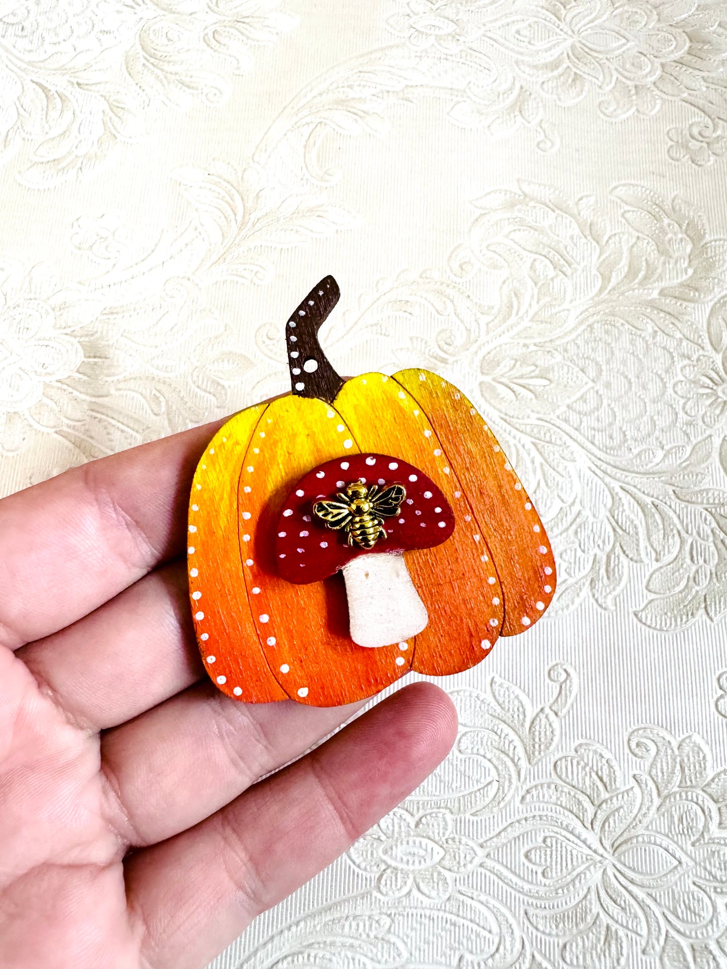 Hand-painted pumpkin magnet with mushroom and a steel bee charm / Kézzel festett tök mágnes gombával, fém méhecskével