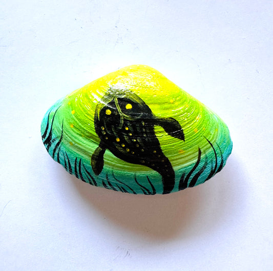 Hand-painted seashell MAGNET (larger size) / Kézzel festett kagyló MÁGNES (nagyobb méret)