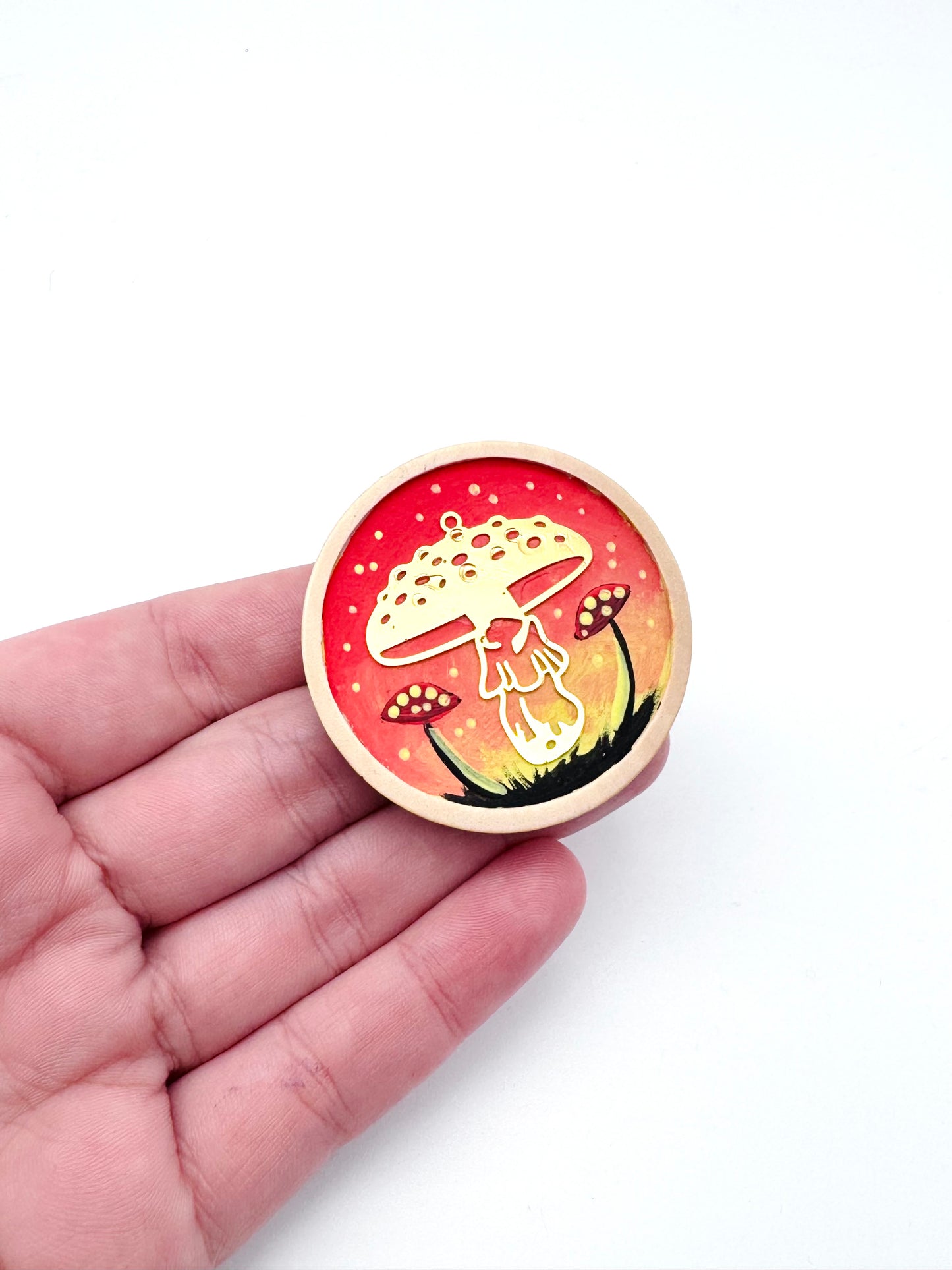 Round wooden brooch / Kerek fa bross