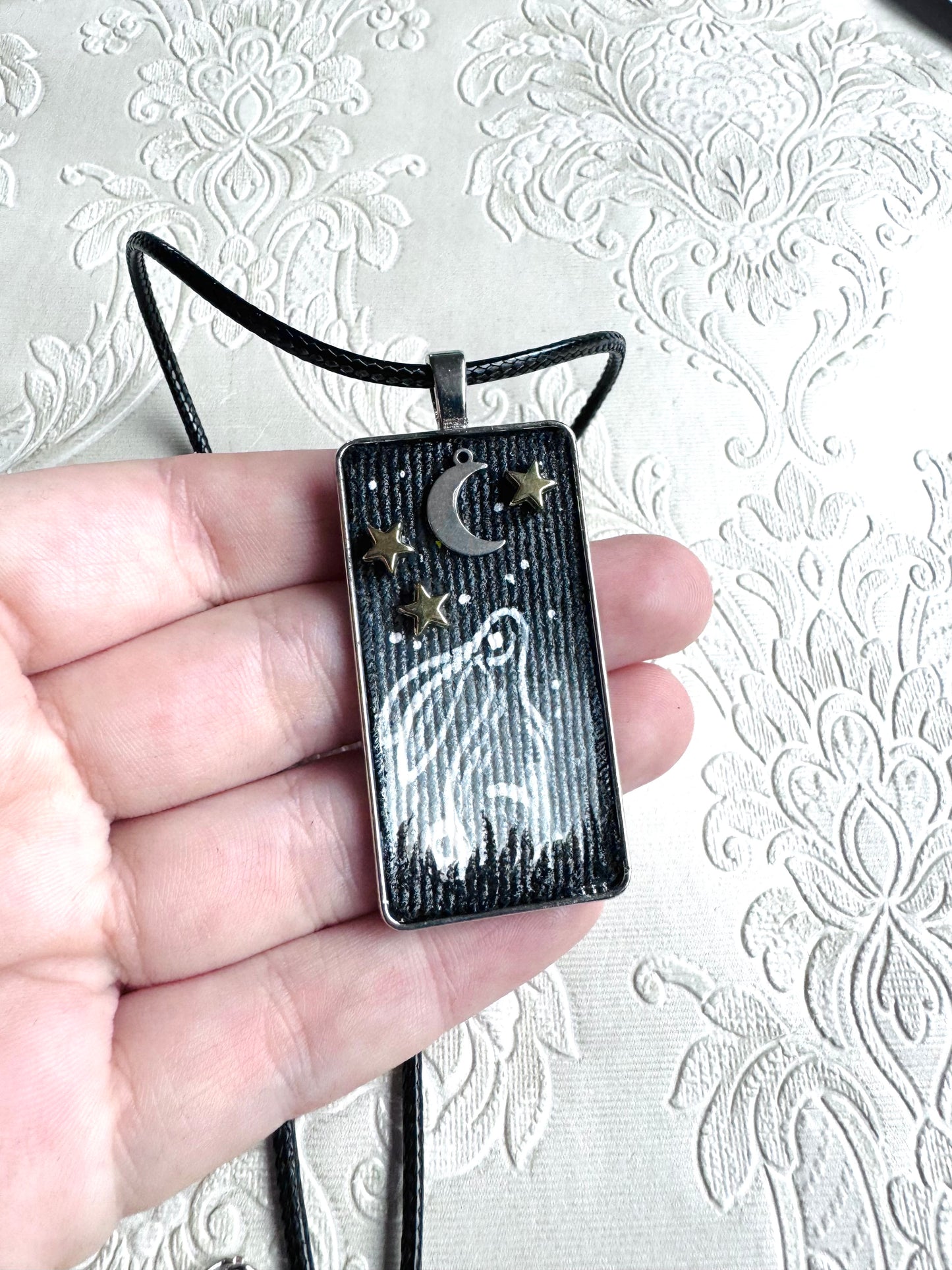 Rectangular pendant made with upcycled denim and steel ornaments / Téglalapos farmerbetétes medál fém alkatrészekkel