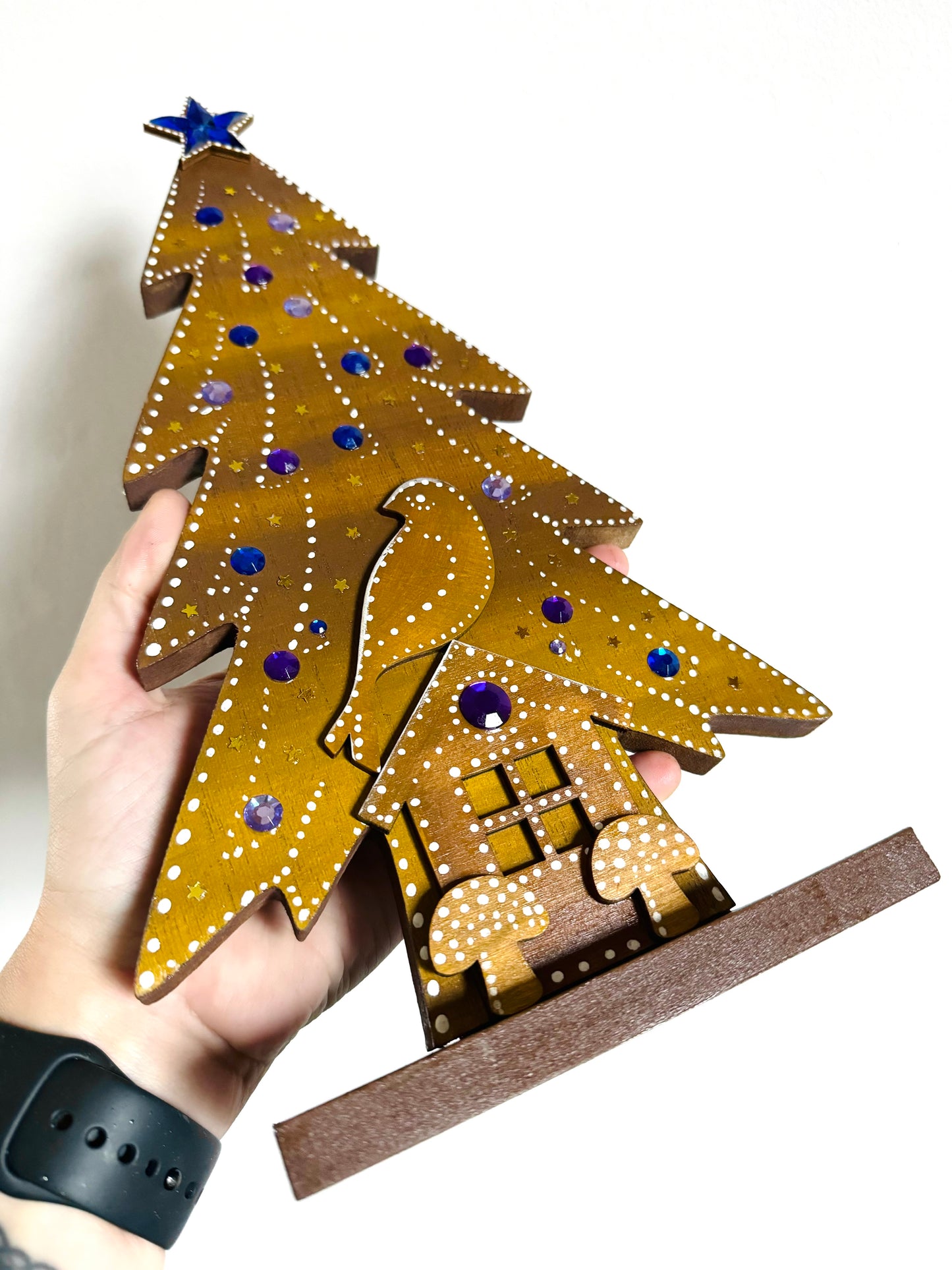 Hand-painted “gingerbread” pine tree figurine LARGER / Kézzel festett “mézeskalács” fenyőfa NAGYOBB