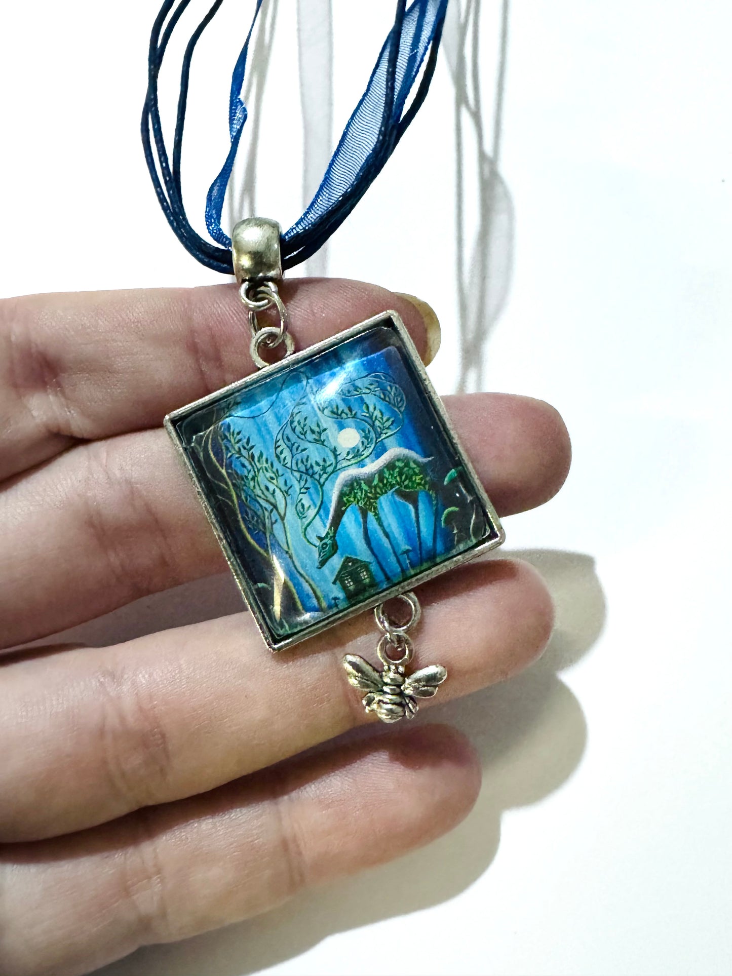 Square pendant with charm / Négyzetes medál charmmal, egyedi grafikával