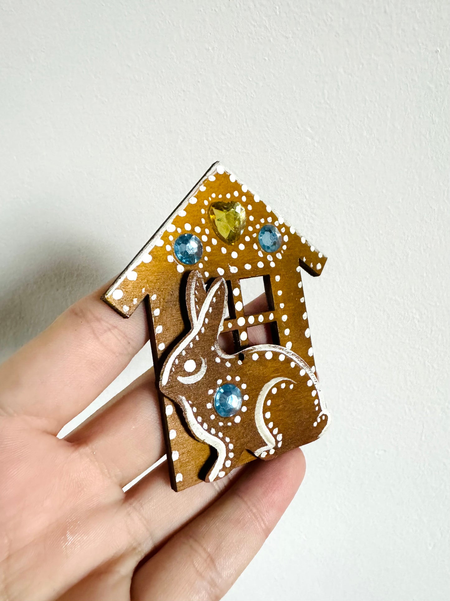 Hand-painted “gingerbread” house magnet with rabbit / Kézzel festett “mézeskalács” házikó mágnes nyuszival