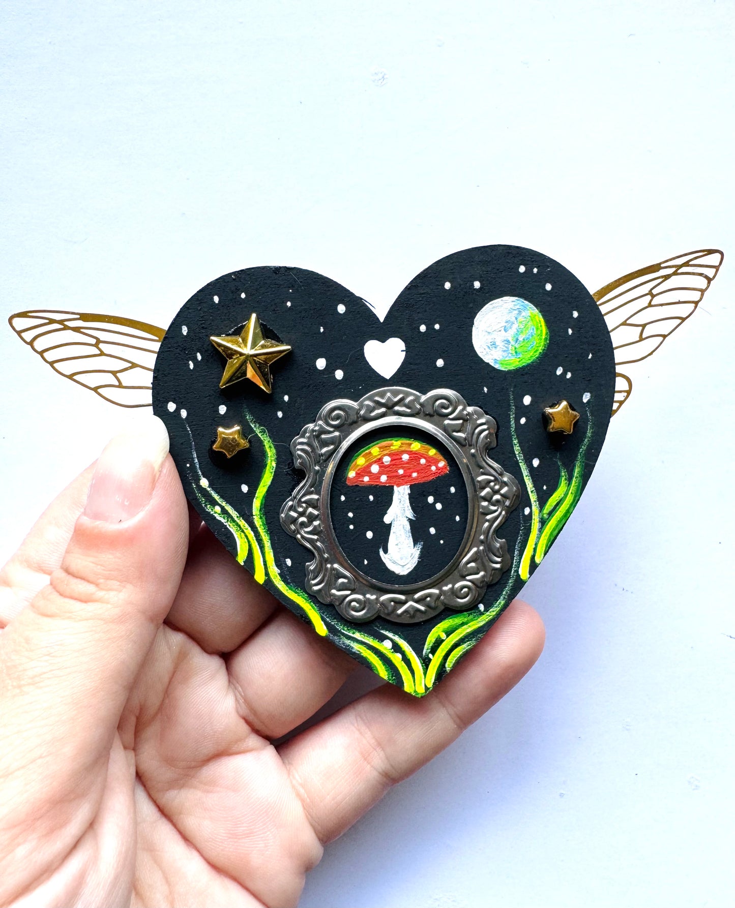 Hand-painted WINGED heart magnet / Kézzel festett SZÁRNYAS szívecske mágnes