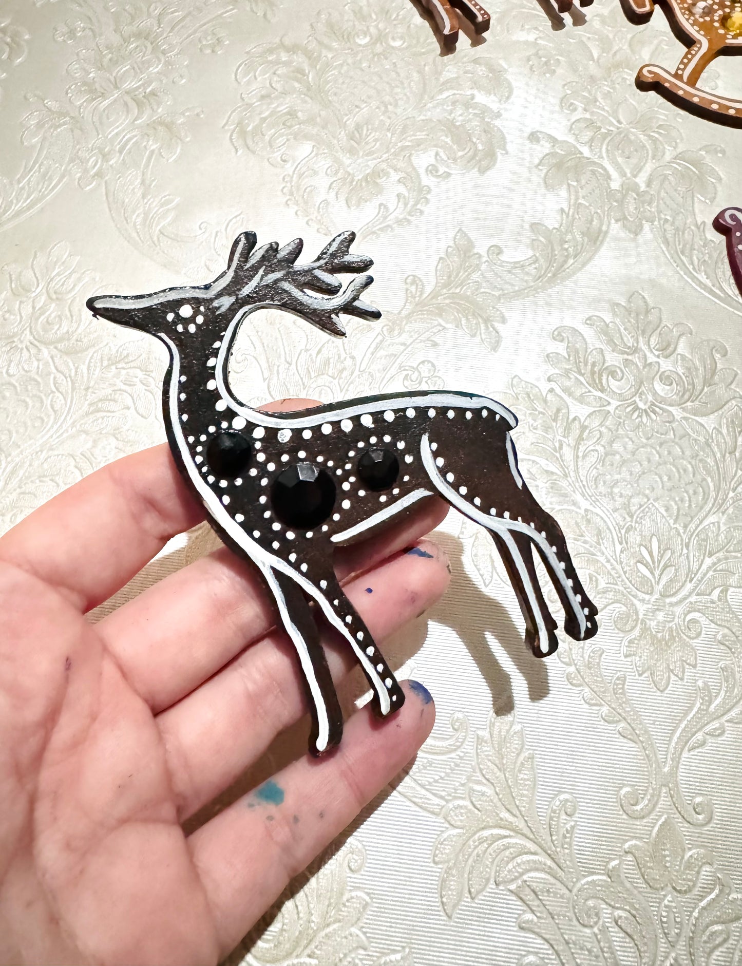 Hand-painted “gingerbread” deer magnet / Kézzel festett “mézeskalács” szarvas mágnes