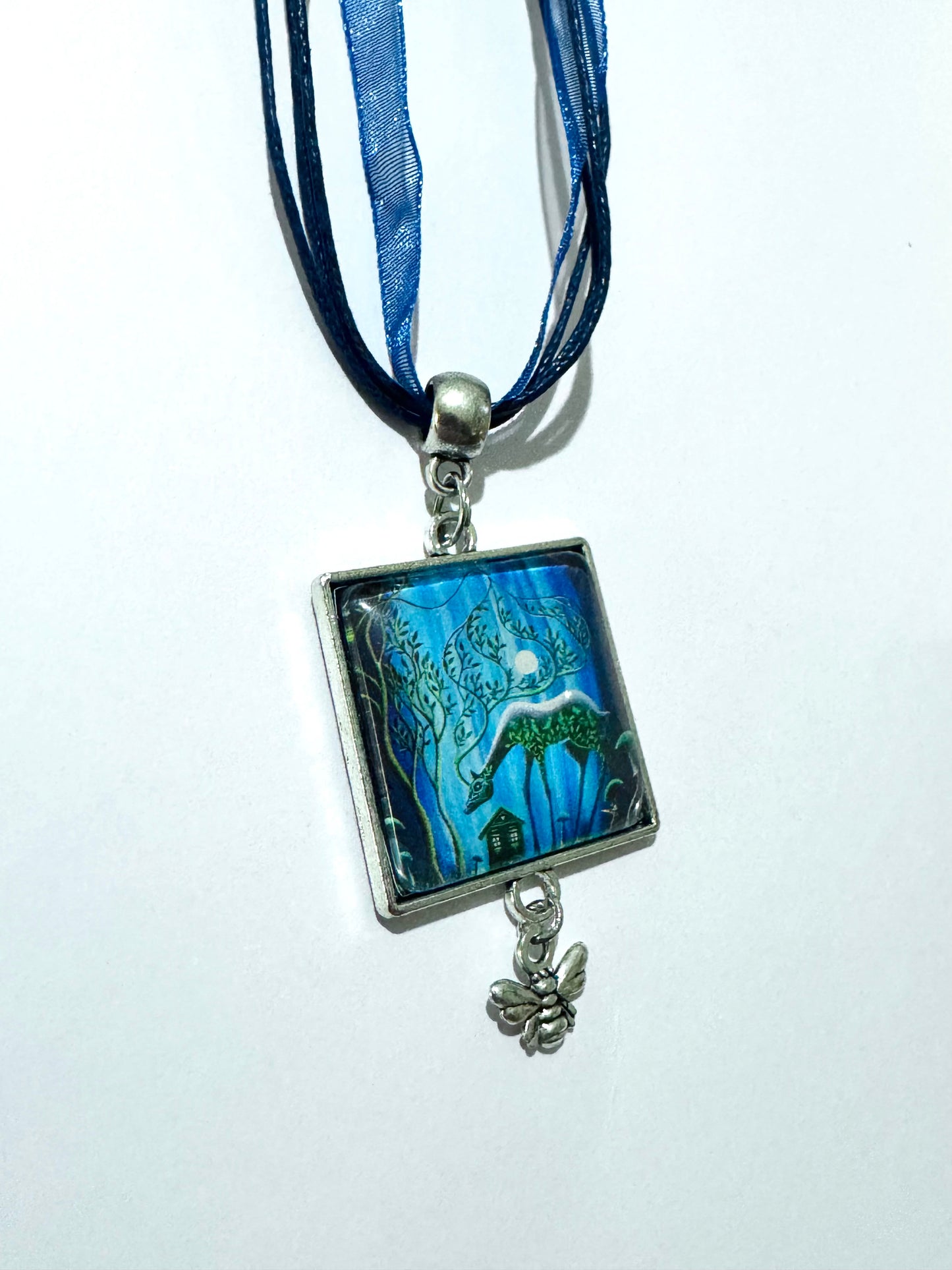 Square pendant with charm / Négyzetes medál charmmal, egyedi grafikával