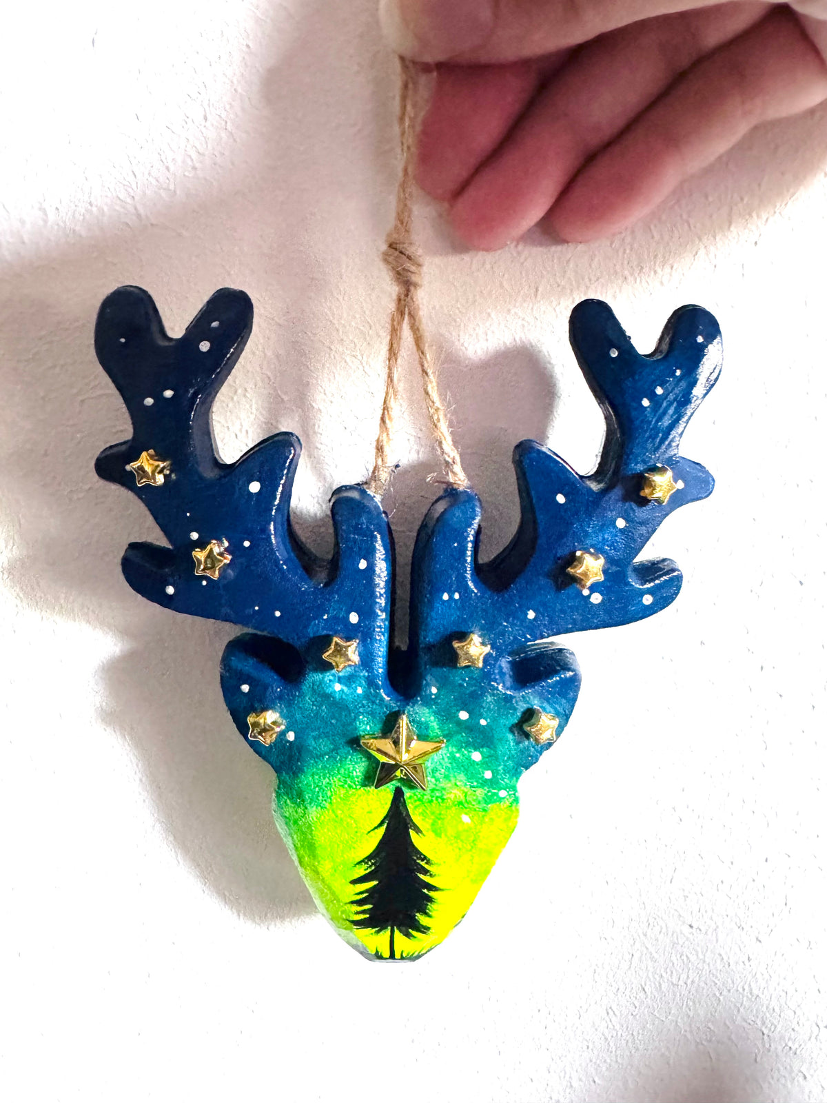 Hand-painted deer head Christmas ornament (painted on both sides) / Kézzel festett karácsonyi szarvasfej dísz (2 oldalon festett)