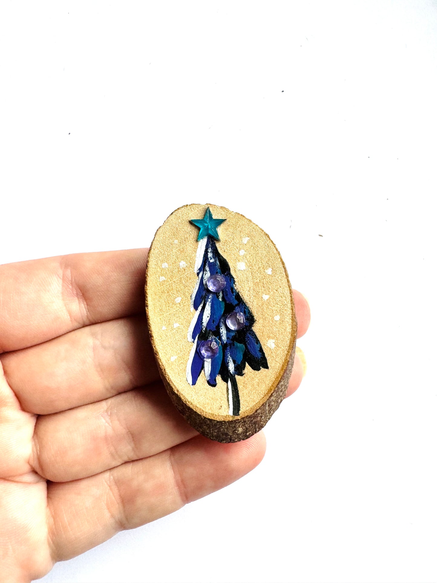 Hand-painted small Christmas tree MAGNET / Kézzel festett kicsi karácsonyfa fakorong MÁGNES